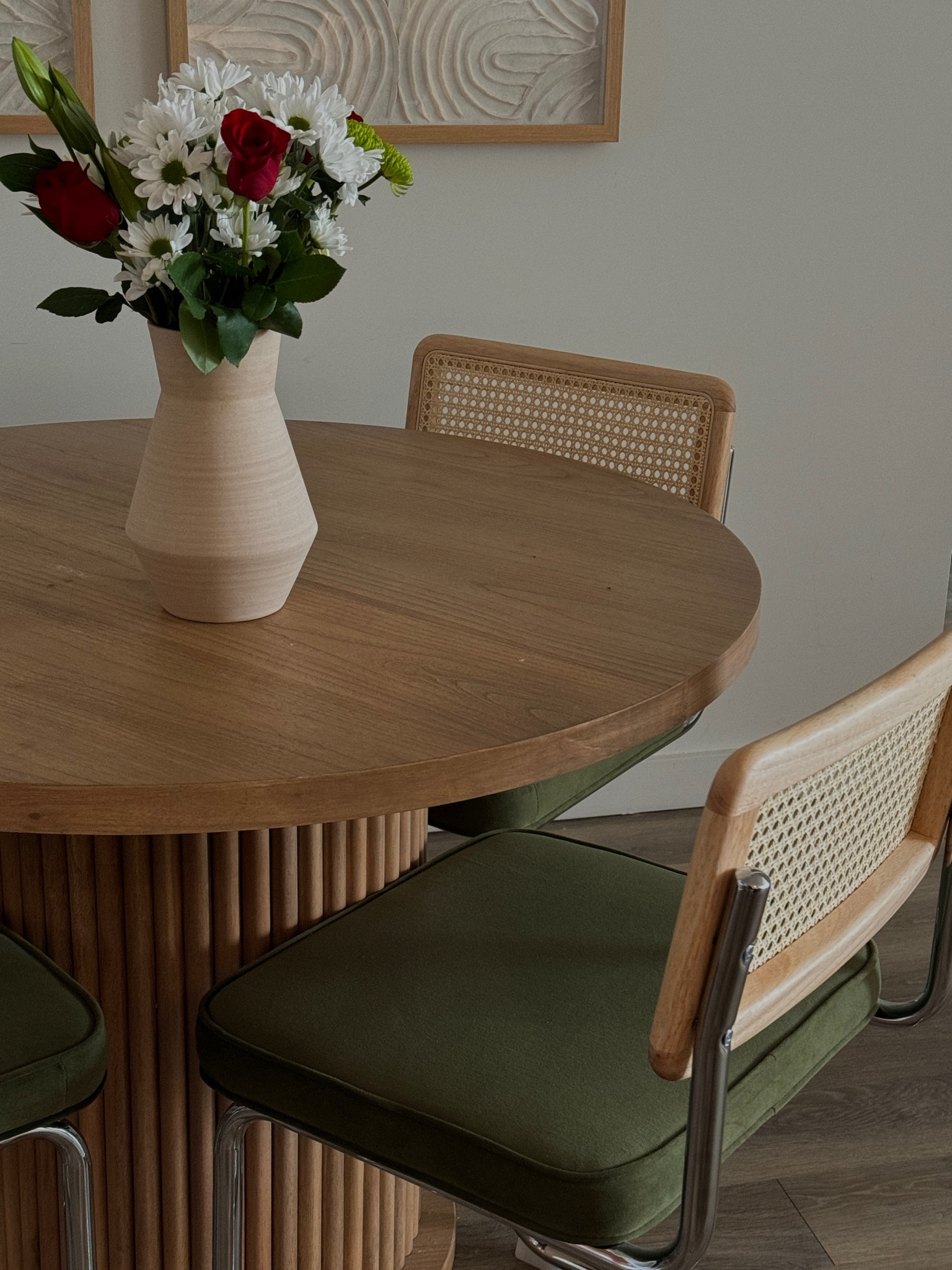 easy minimalist home decor with a pop of green 

#lightwooddiningroomtable #modernhomedecor #simpleapartmentdecor

#LTKstyletip #LTKHoliday #LTKhome