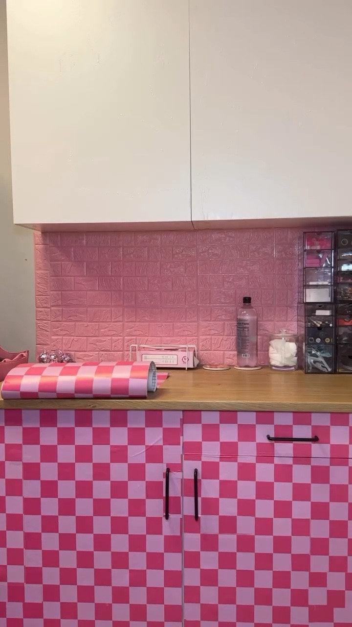 Unfortunately I am not taking new clients for my peel and stick wallpaper services guys 😮‍💨😀 But yeah come make my cabinet look cute with me 💖🧞‍♀️

#decoratewithme #pinkaesthetic #pinkstudio #beautystudiodecor #imjustagirl #browartist #funnyreel #browartisthumor #beautystudioinspo #homeimprovements #girlmath #girlthings