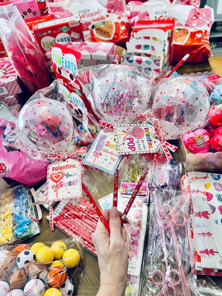 Valentine’s Day goody bag inspiration 💘🍭🍫

#goodybags #classroomgoodies #valentinesday #valentinesdaycards #valentinesdaytreats 

#LTKparties #LTKGiftGuide #LTKkids