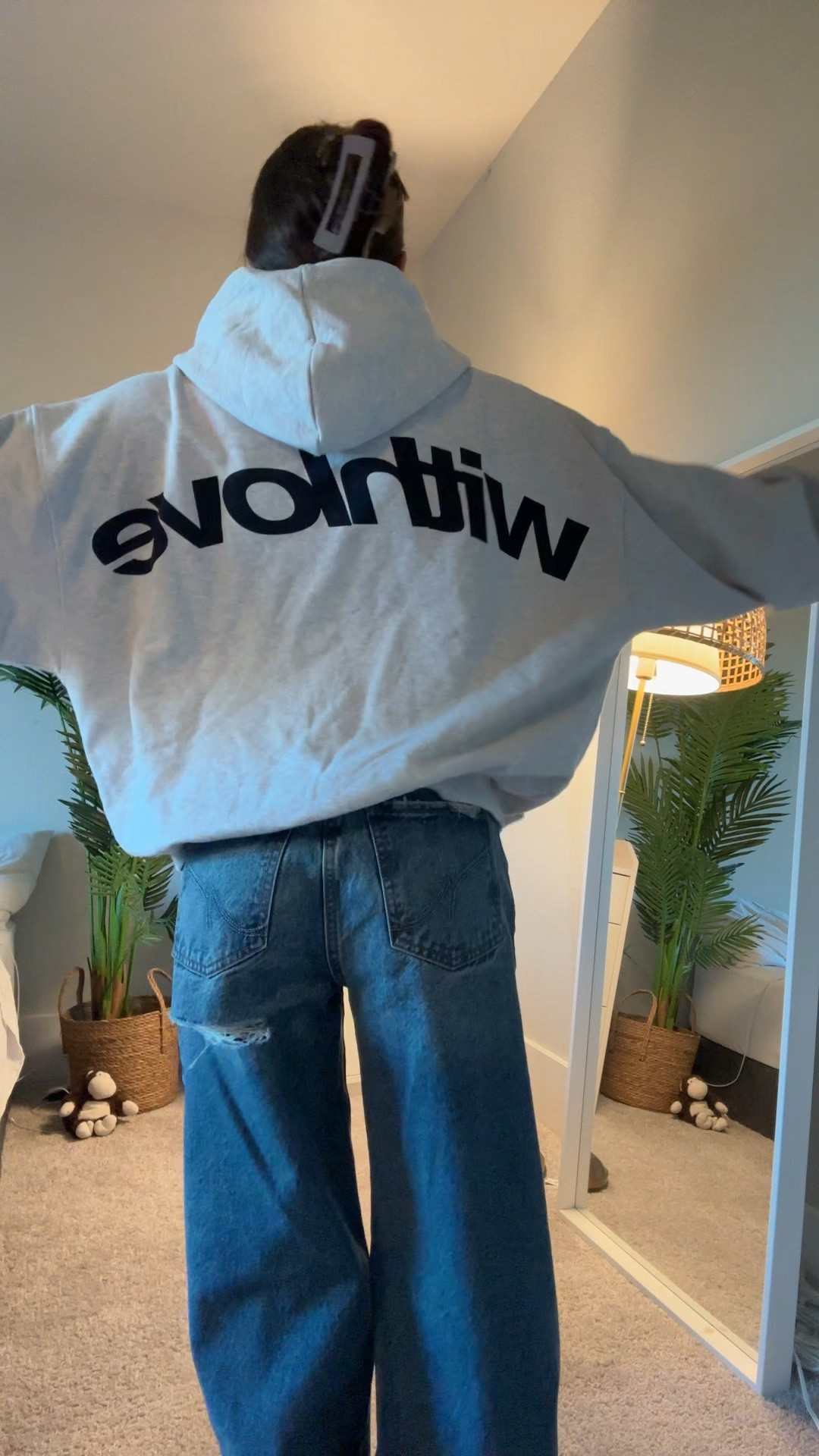 Hoodie is from Scuffers in a size Medium!
Jeans are a size 23
Claw clip is amazon:)