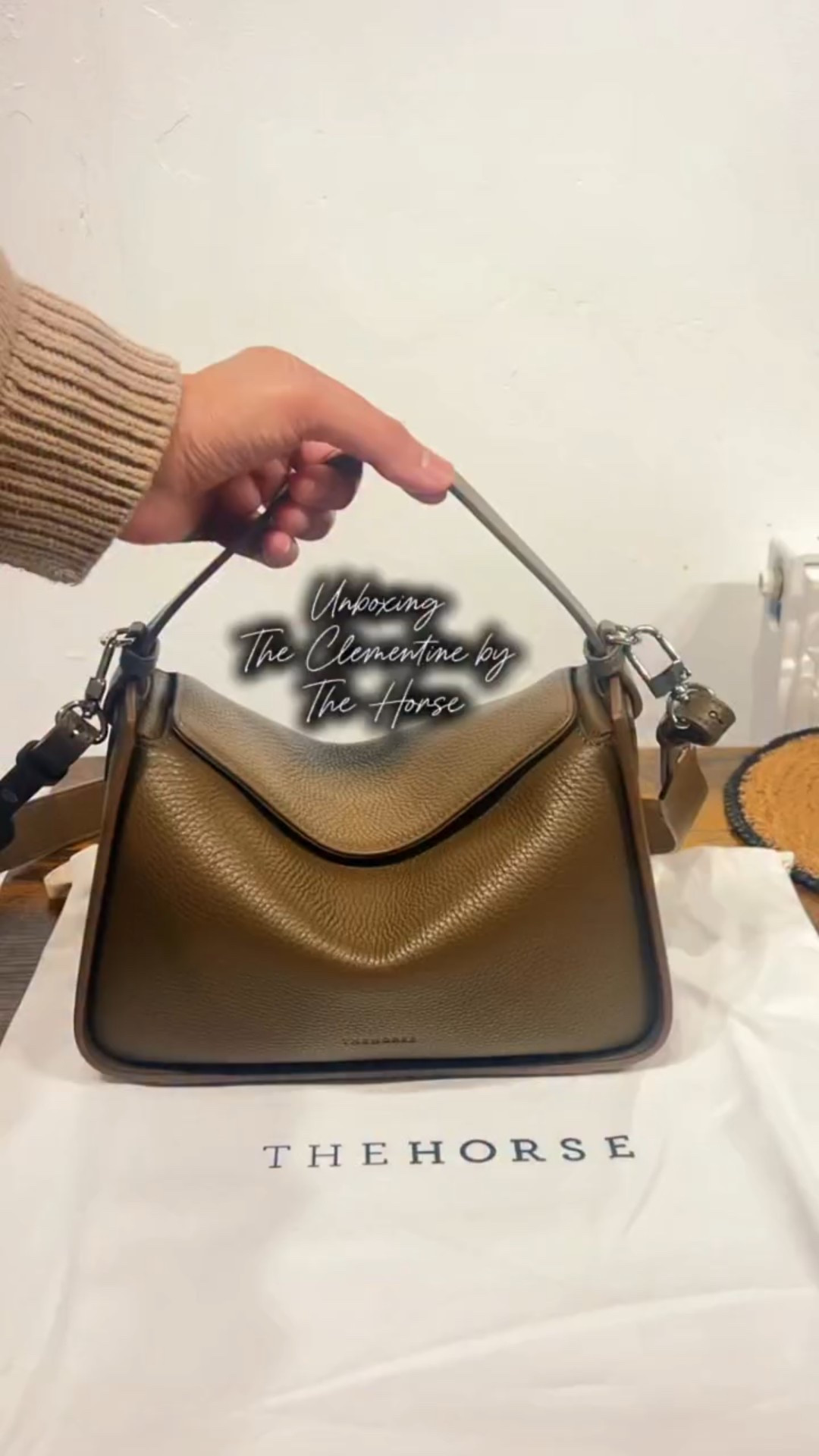 𝐔𝐧𝐛𝐨𝐱𝐢𝐧𝐠 | 𝐓𝐡𝐞 𝐂𝐥𝐞𝐦𝐞𝐧𝐭𝐢𝐧𝐞 𝐛𝐲 @the_horse 
The @tanner.leatherstein APPROVED BAG!

My wild card purchase in the Black Friday sale. I have been eyeing this one beauty for some time now! I wanted the coffee colour way but it’s not available in the UK. Saying that I did need to introduce some colour in for my collection and this Khaki Green was such an understated option!

Thank you @ciaraodoherty for introducing me to this bag!

If you’re looking for a discreet understated bags and not following the heard The Clementine is such a great affordable option. doesn’t compromises on the leather and marksmanship!

Such a beauty with a beautiful silhouette, deceptively spacious and gives a little nod to another viral yet extortionately priced bag brand!

Have you heard of The Horse?

#thehorse #theclementinebag #australia #designer #designerbag #affordableluxury #luxury #luxuryhandbags #leatherbags #tannerleatherstein #minimalism #bags #khaki #loewebag #puzzle #loewepuzzle