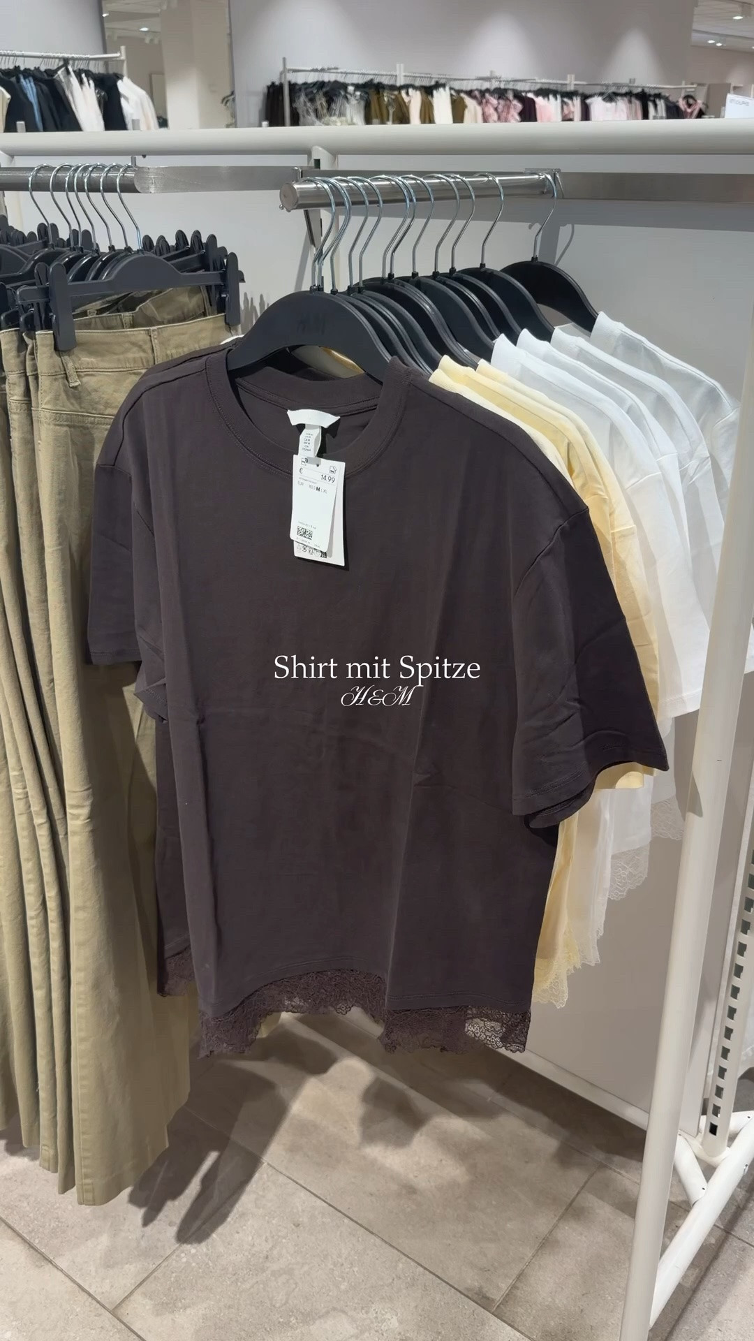 H&M T-Shirt mit Spitzenbesatz 🤎

#LTKspring #LTKsummer #LTKeurope