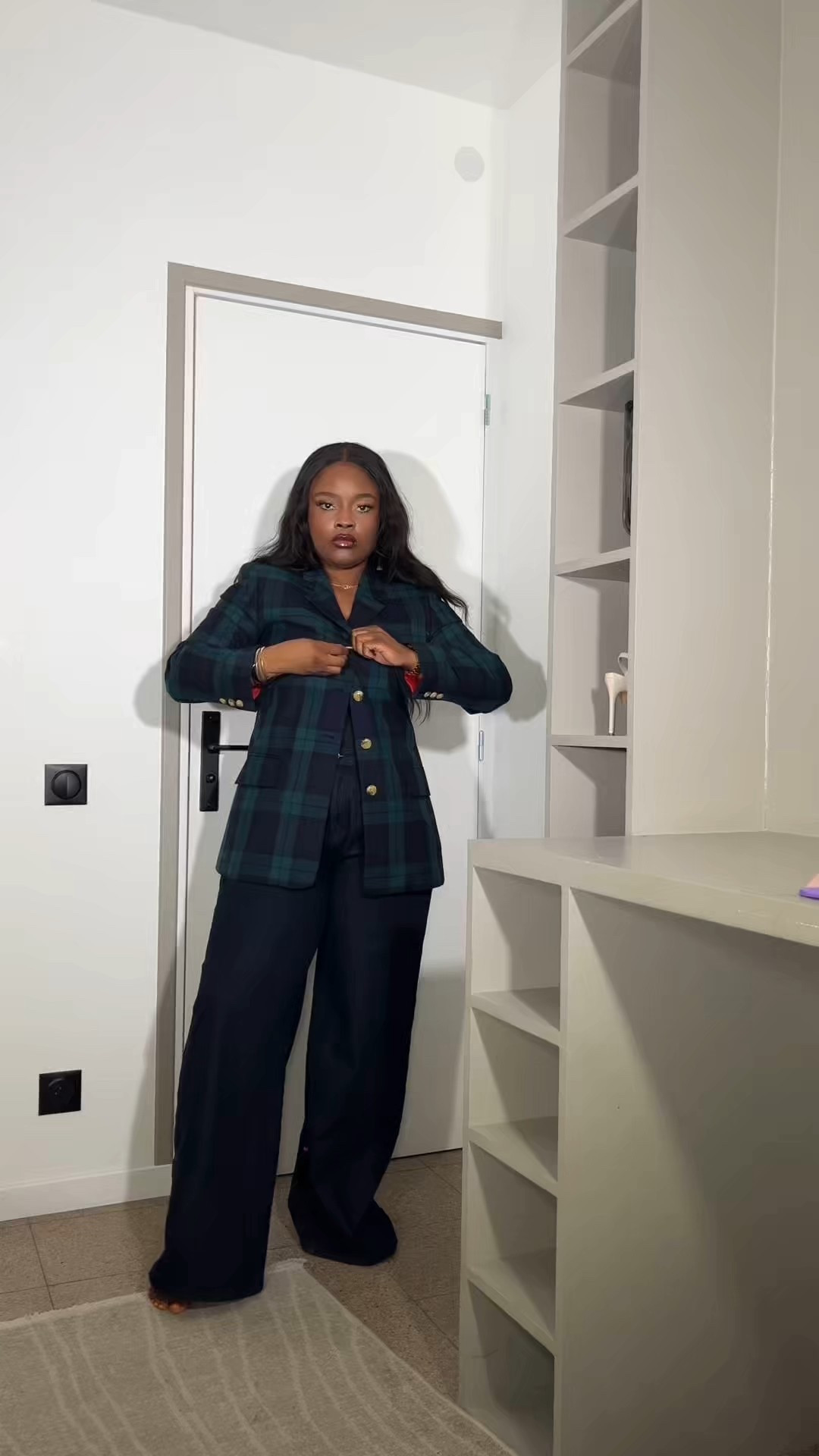 How to style plaid blazer and wide leg jeans with a belt and beret 

#LTKStyleTip #LTKPetite #LTKFindsUnder50