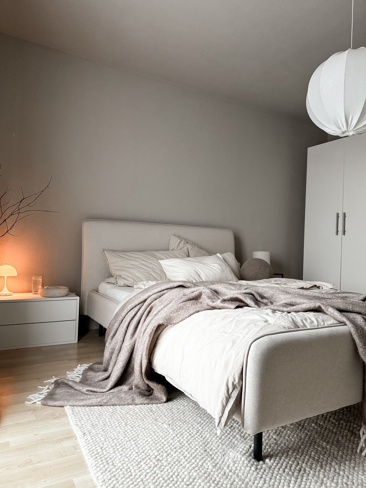 Mein Schlafzimmer gerade ruhig, hell, reduziert. Alle Details habe ich euch hier verlinkt.
Bett und Teppich sind aktuell nicht über LTK verlinkbar… ich habe euch passende Alternativen ergänzt. 🤍

#LTKHome #LTKDeutschland #LTKInterior“