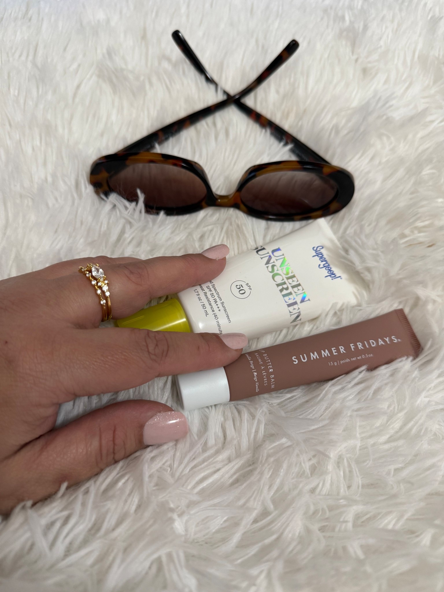 My cutesy pool essentials 🥰



Women’s sunglasses , women’s fashion , pool essentials , summer Friday’s lip balm, wonder sunscreen 

#LTKFindsUnder50 #LTKSwim #LTKBeauty