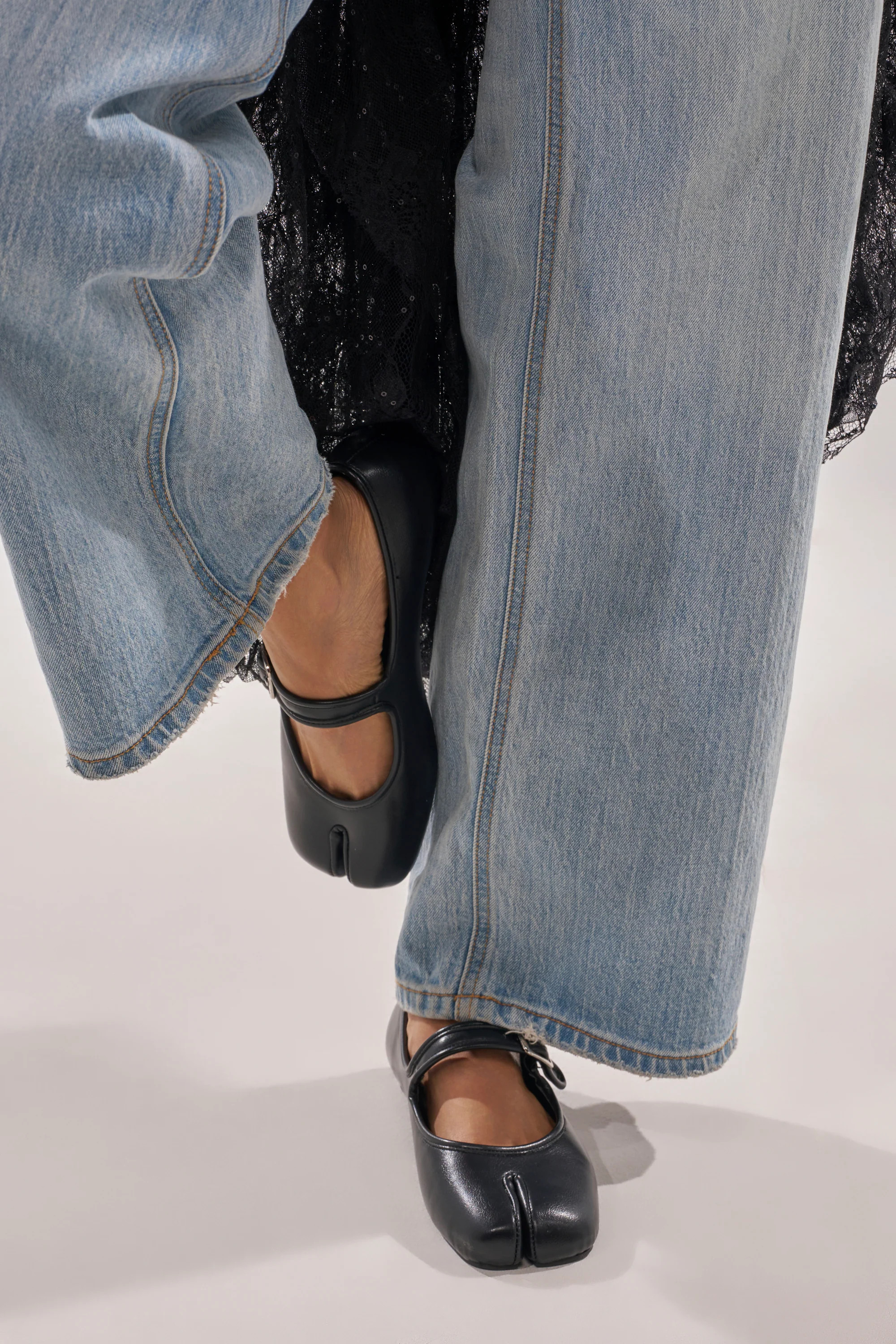 AKIRA GOLD SANG BLACK PU SPLIT TOE FLAT | AKIRA
