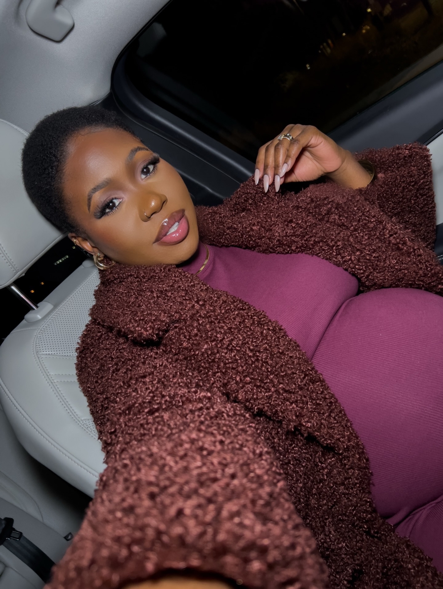 Holiday szn 🎄 

Dress @myoutfitonline 
Coat @ohpolly 
Bag @jwpei_official