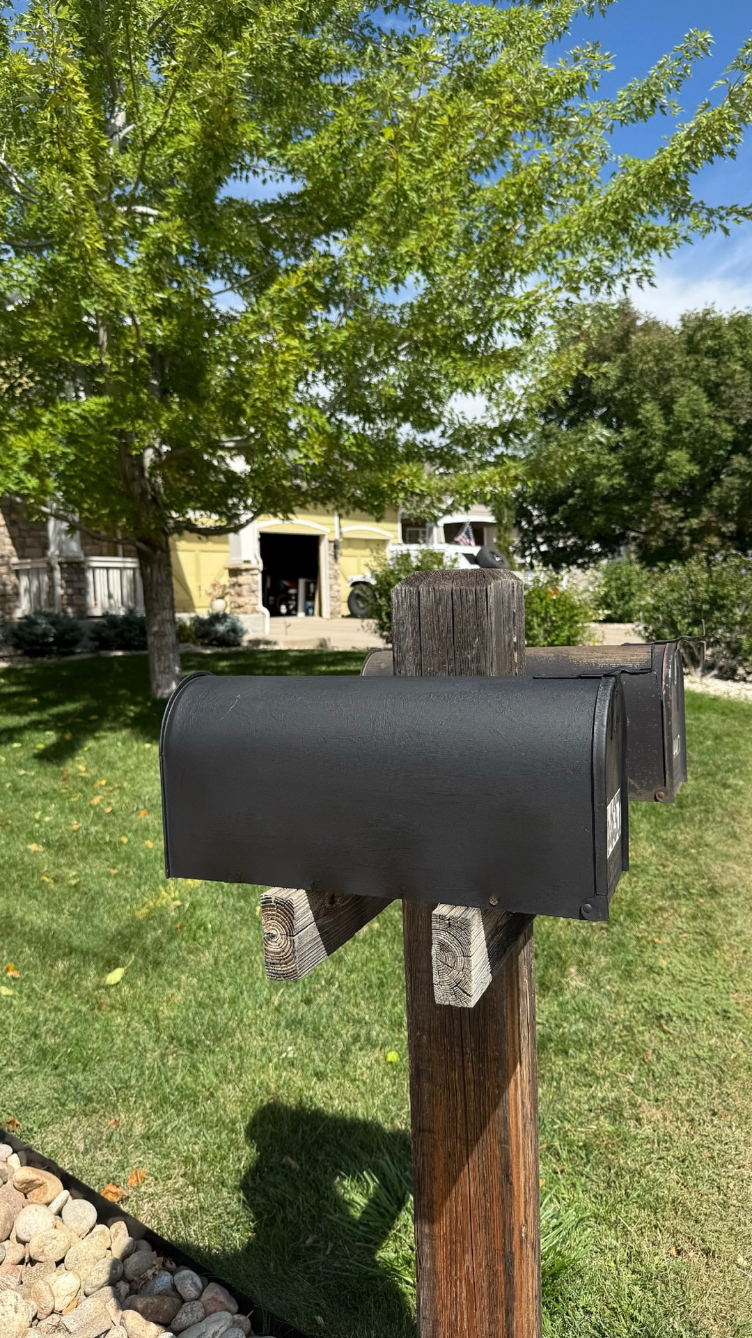 Give your mailbox a quick refresh with some fresh paint and mailbox numbers! 

#LTKHome