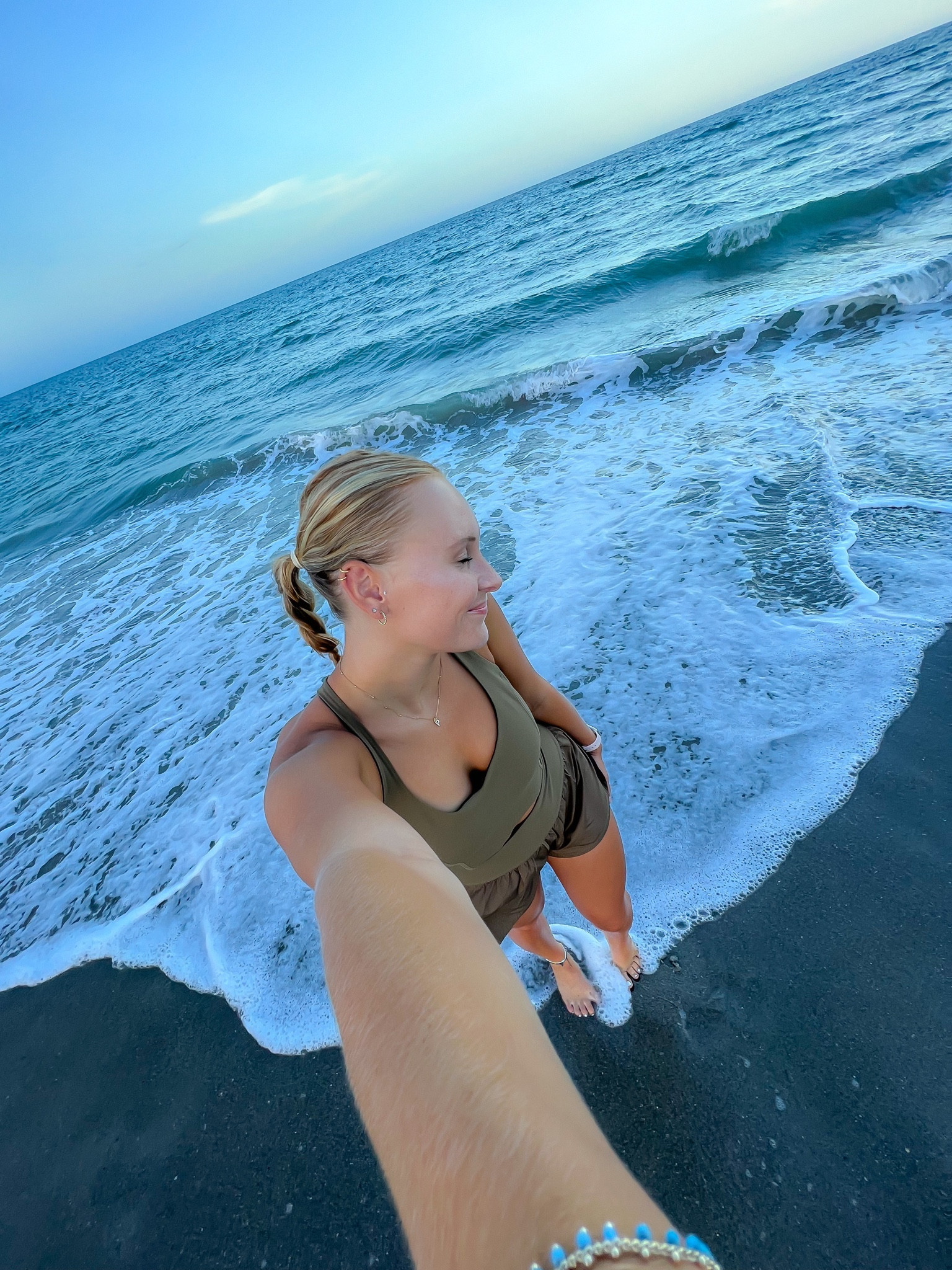 wearing a size small⭐️ I want this in every color!