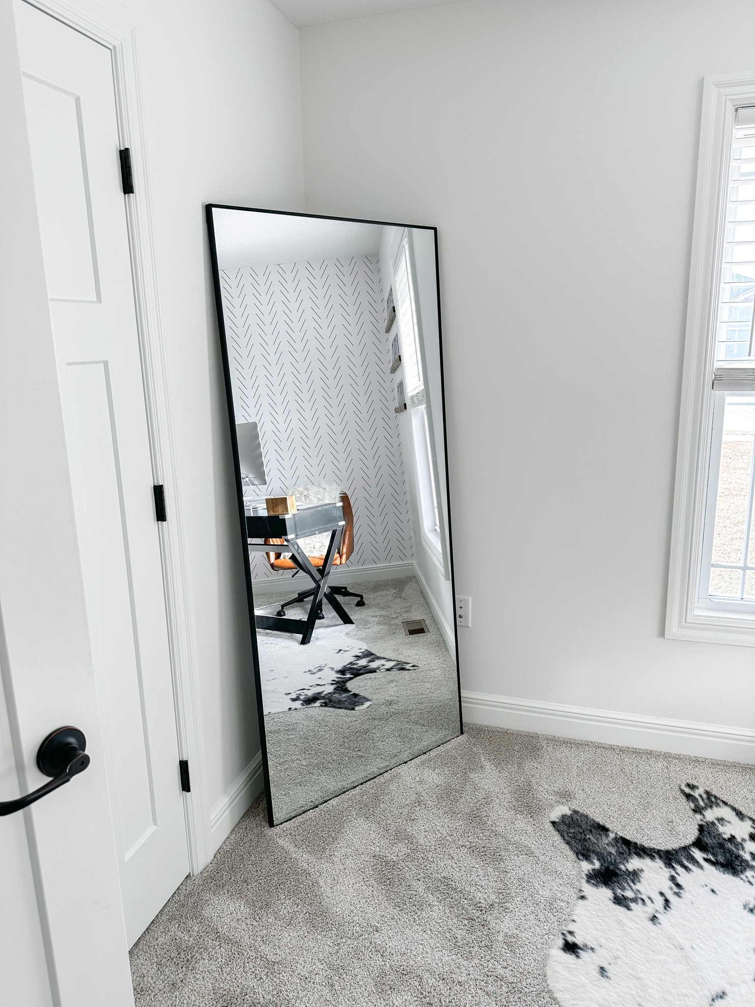 Home Office Decor 🖤

Mirror — size 70x30
Rug — size 5’9”x7’7”

home decor | home office | cow hide rug | faux cowhide rug | leaning wall mirror | black wall mirror | cloffice inspo

#LTKunder50 #LTKhome #LTKunder100