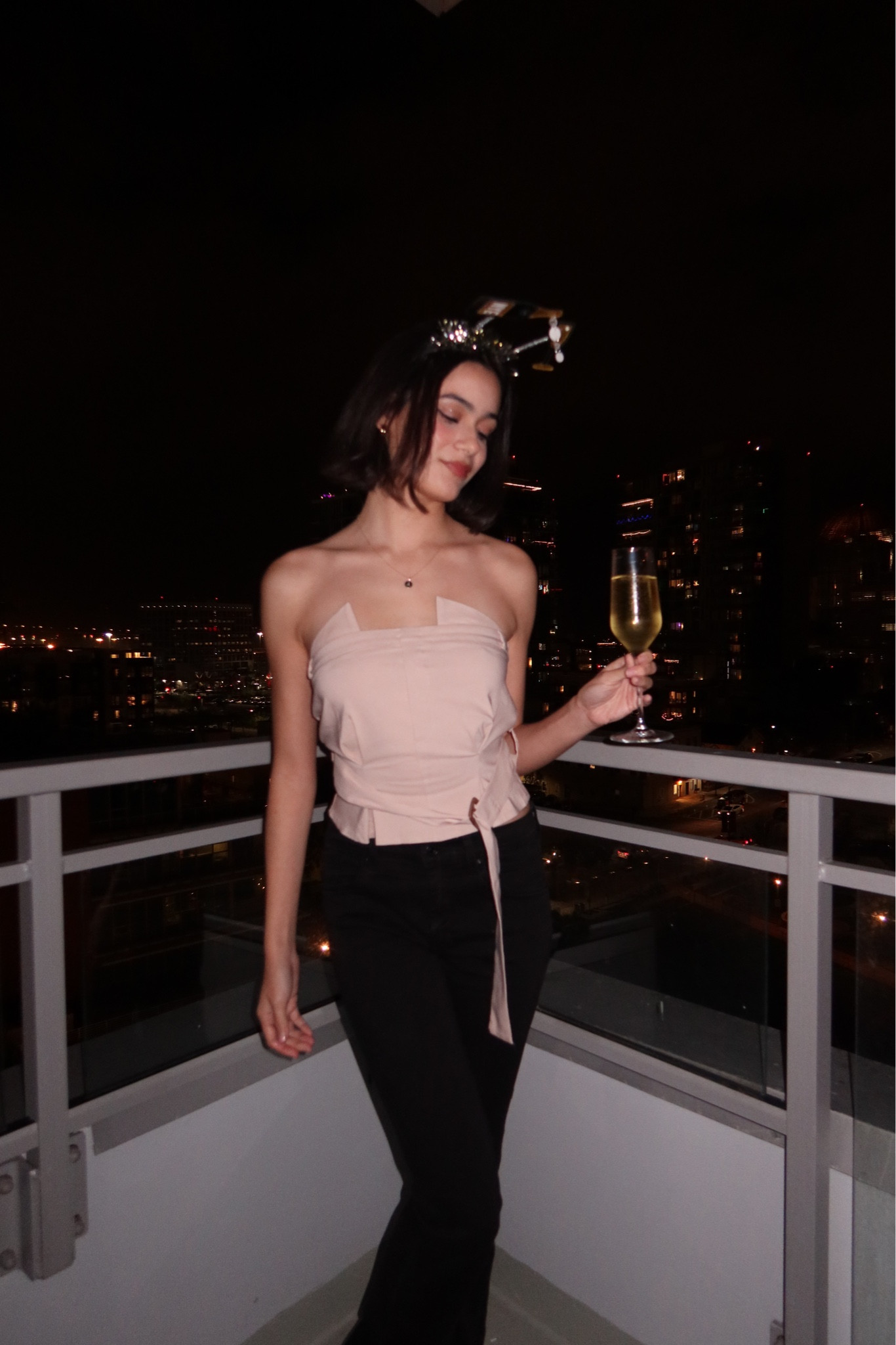 This top is so classy yet so different. I am obsessed! The best thing is that it’s affordable too! Highly recommend if you don’t like cropped tops. This is the top for you! 😉

#LTKSeasonal