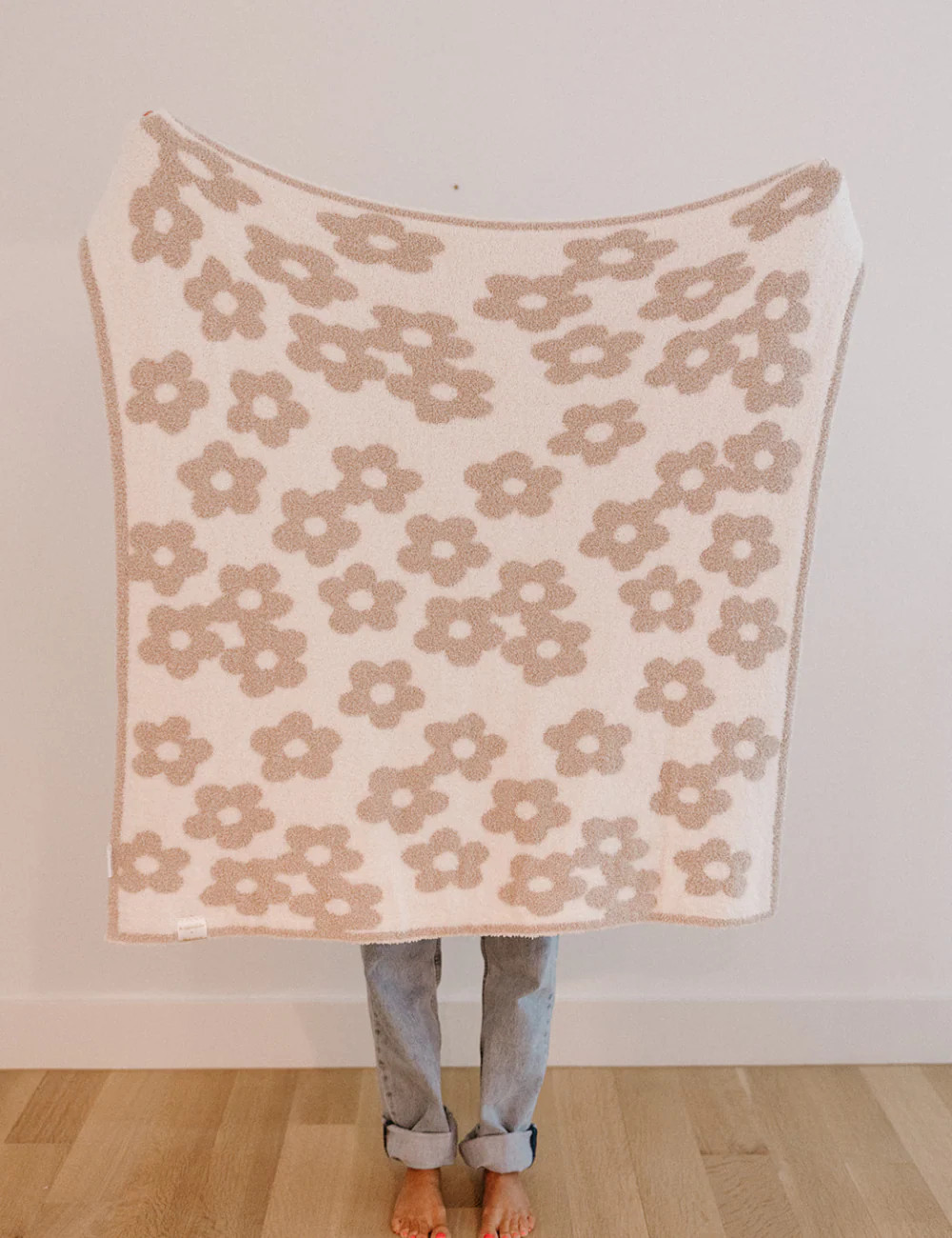 TSC x Madi Nelson: Daisies in Bloom Buttery Blanket | The Styled Collection