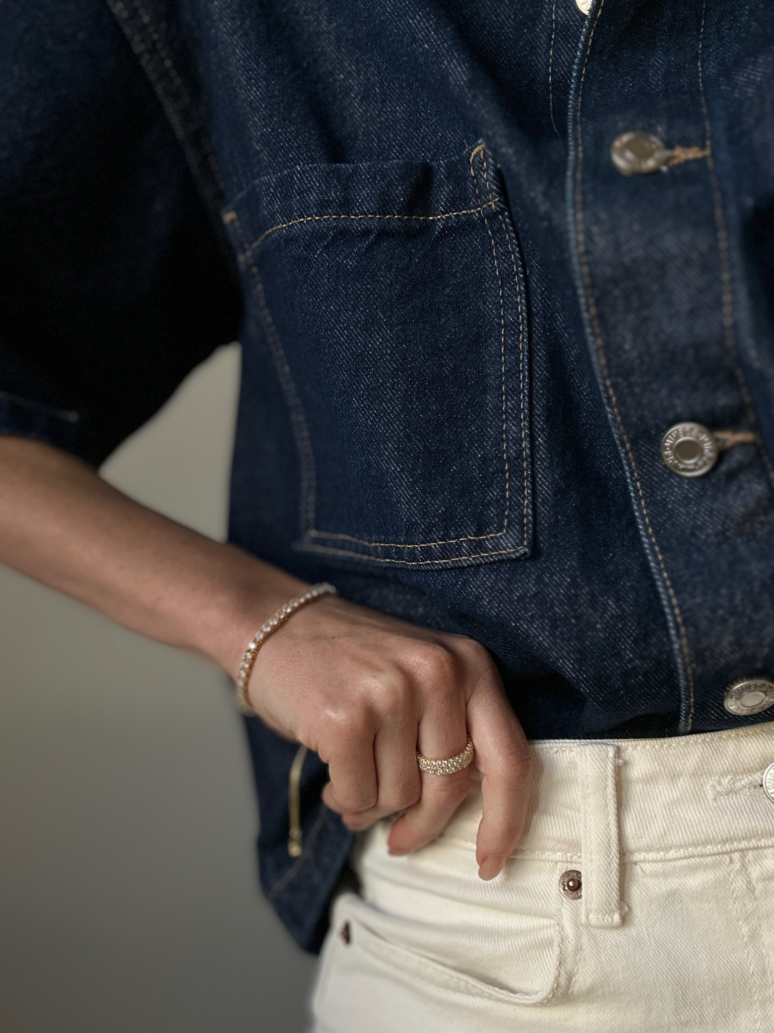 Denim and white jeans 