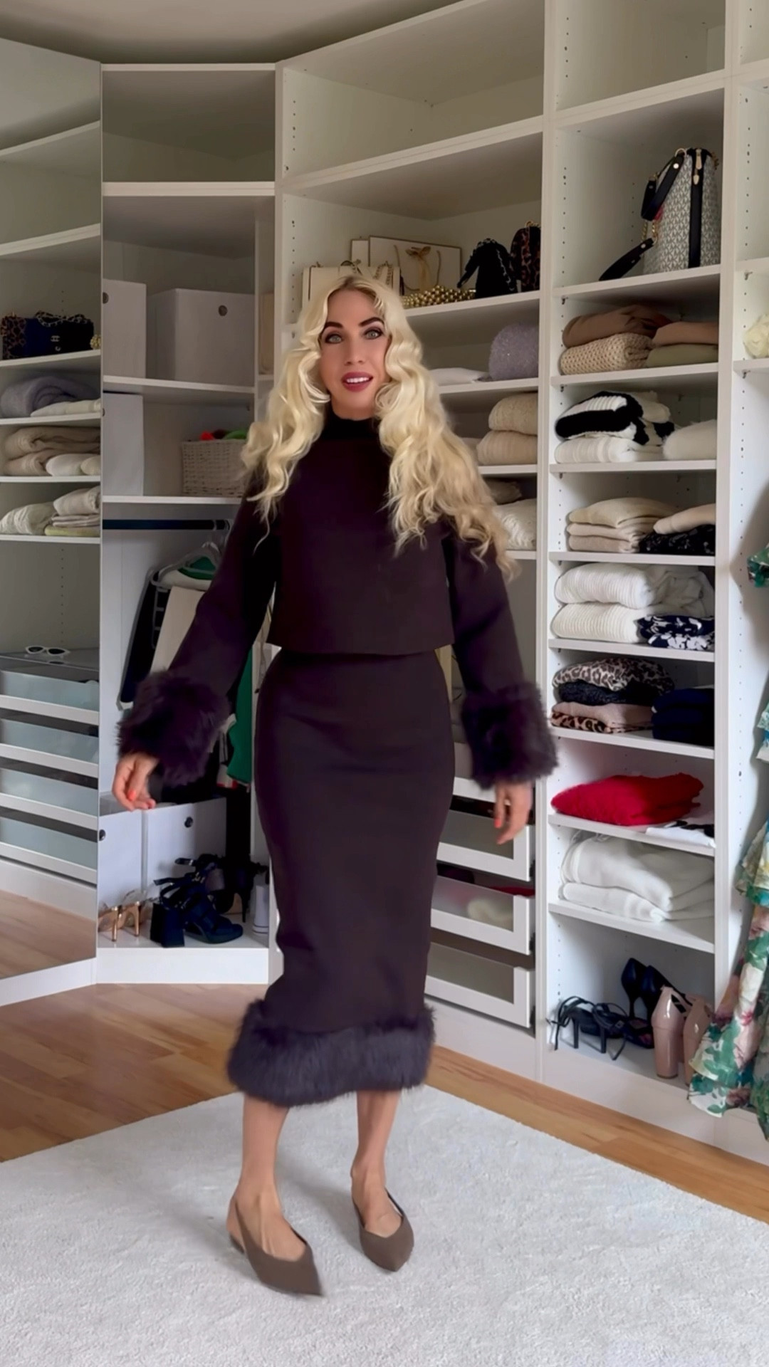 Heute zeige ich euch meinen Black Friday Lieblingslook: ein super schönes Feinstrick-Outfit von H&M, bestehend aus einem feinen Strickpullover und dem perfekt passenden Rock.
Der Schnitt sitzt wirklich toll und schmeichelt der Figur – ich trage Größe 34 (bei 1,65 m).

Das Kunstfell-Detail gibt dem Look ein besonders elegantes, luxuriöses Finish, ohne overdressed zu wirken.
Dazu kombiniere ich die H&M Sling Pumps, die den Look noch femininer und edler machen.

Ein rundum perfektes Outfit für:
• Dinner Dates
• Weihnachten & Feiertage
• Büro
• Shopping Day
• Everyday Chic

#blackfriday #blackfridaylook #hmoutfit #hmfashion #feinstrick #feinstrickset #winteroutfit #ootd #modeinspo #fashionstyle #slingpumps #herbstwinterlook #elegantstyle #outfitinspo #styleblogger

#LTKwinter #LTKdeutschland #LTKkleider