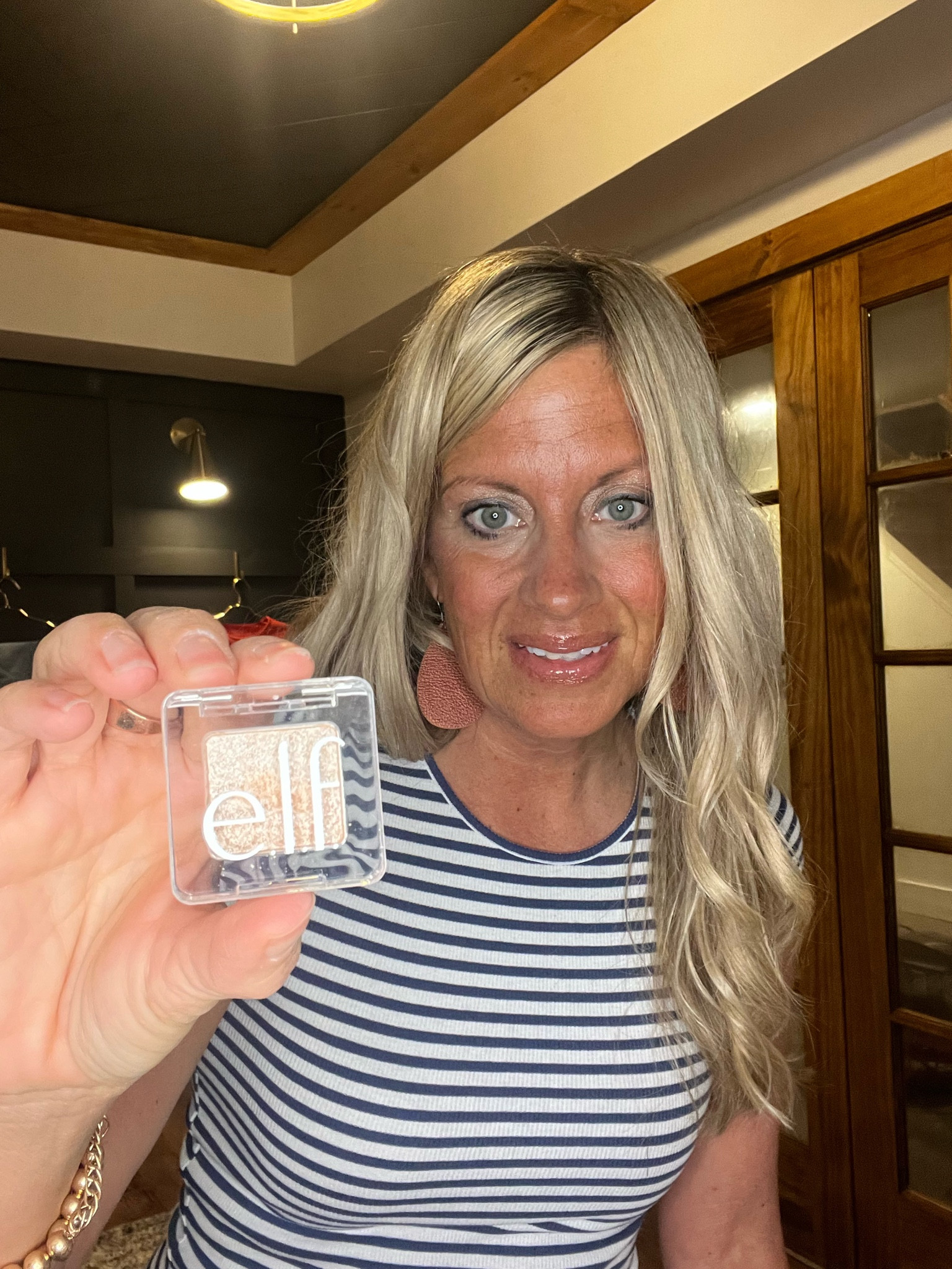 Champagne shimmery eyeshadow 

#LTKSaleAlert #LTKSpringSale #LTKBeauty