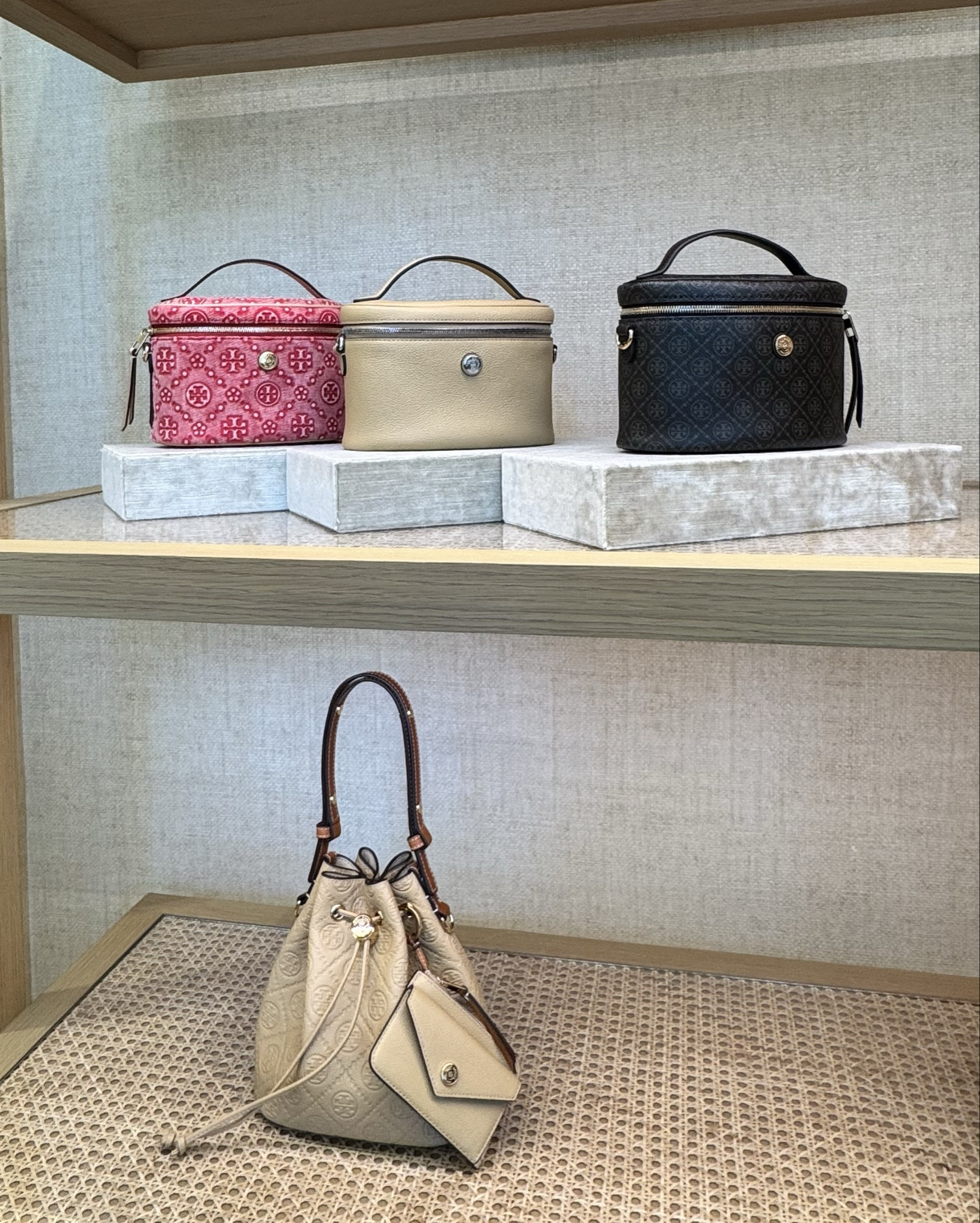 Tory Burch Summer ‘26 bags are SO good!  This pink/red denim 🫠

🔎 summer bags, Tory Burch bags, denim bags for summer, straw bags for summer, mini evening bag, mini bags, leather mini bags, embossed bags, too handle bags, bucket bags, vanity bags, styled with bags, midrange bags, affordable summer bags, affordable bags, womens summer bags 