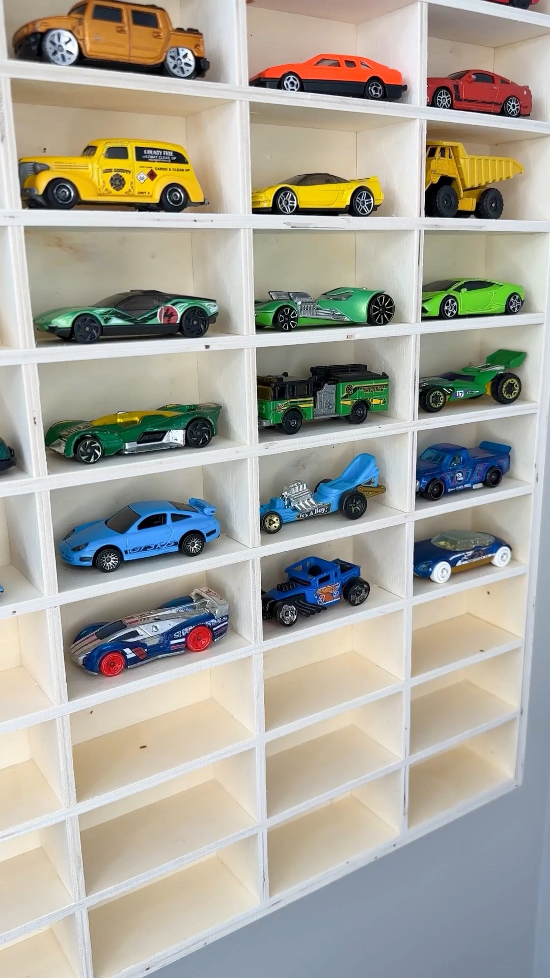 This is a really great way to organize your hot wheels! It can be difficult to stay on top of toy organization, but this is a great organization idea to help you keep your sanity. 

#playroomidea #playroomorganization #toyorganization #hotwheels #toystorage #homeorganization

#LTKHome #LTKKids #LTKFamily #toyorganization #hotwheels #playroomorganization #playroomideas #toystorage