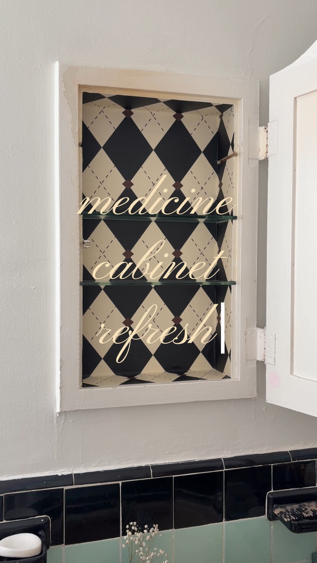 help I'm obsessed with making my medicine cabinet as cute and as functional as possible

#homedecor #midcenturymodern #vintagehome #artdeco #apartmentinspo