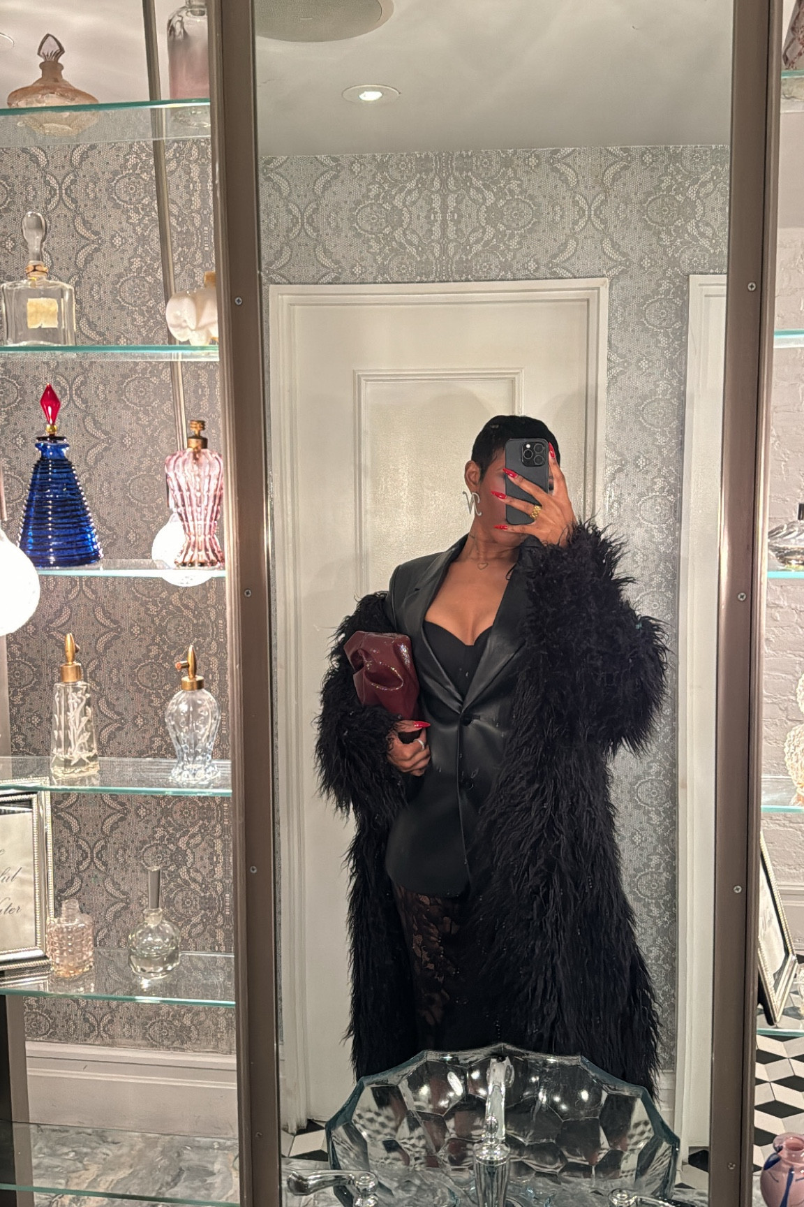 Nothing I love more than all black and a fur moment! 😍🖤

Blazer: Old Zara 
Bag: Boohoo (sold out :/ )

#LTKFindsUnder100 #LTKStyleTip