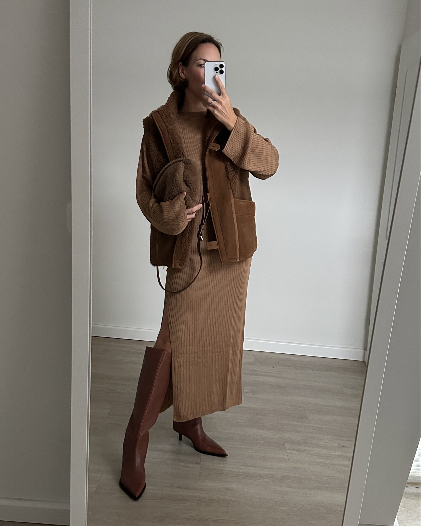Herbst-/ Winter-Outfit in braun:
Strickkleid, Stiefel & Teddy Tasche

#LTKeurope #LTKautumn #LTKwinter