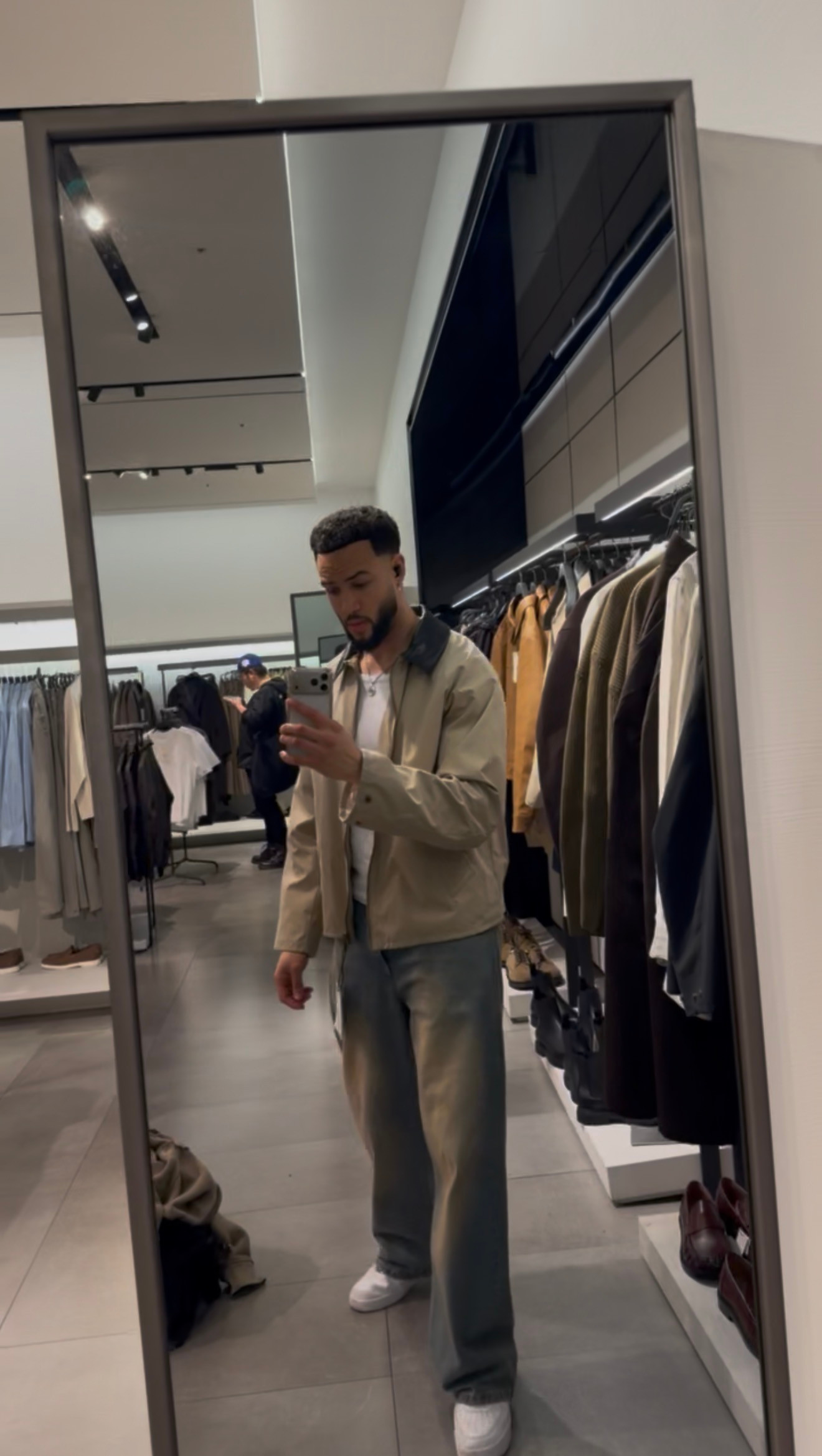 Beige jacket, white tee and relaxed denim 🤎 The dark contrast collar gives this simple autumn outfit a little extra detail. Finish with white trainers for an easy weekend look. Shop similar pieces below.

Mens beige jacket | contrast collar | relaxed jeans | autumn layering 

 #LTKuk #LTKautumn #LTKmens