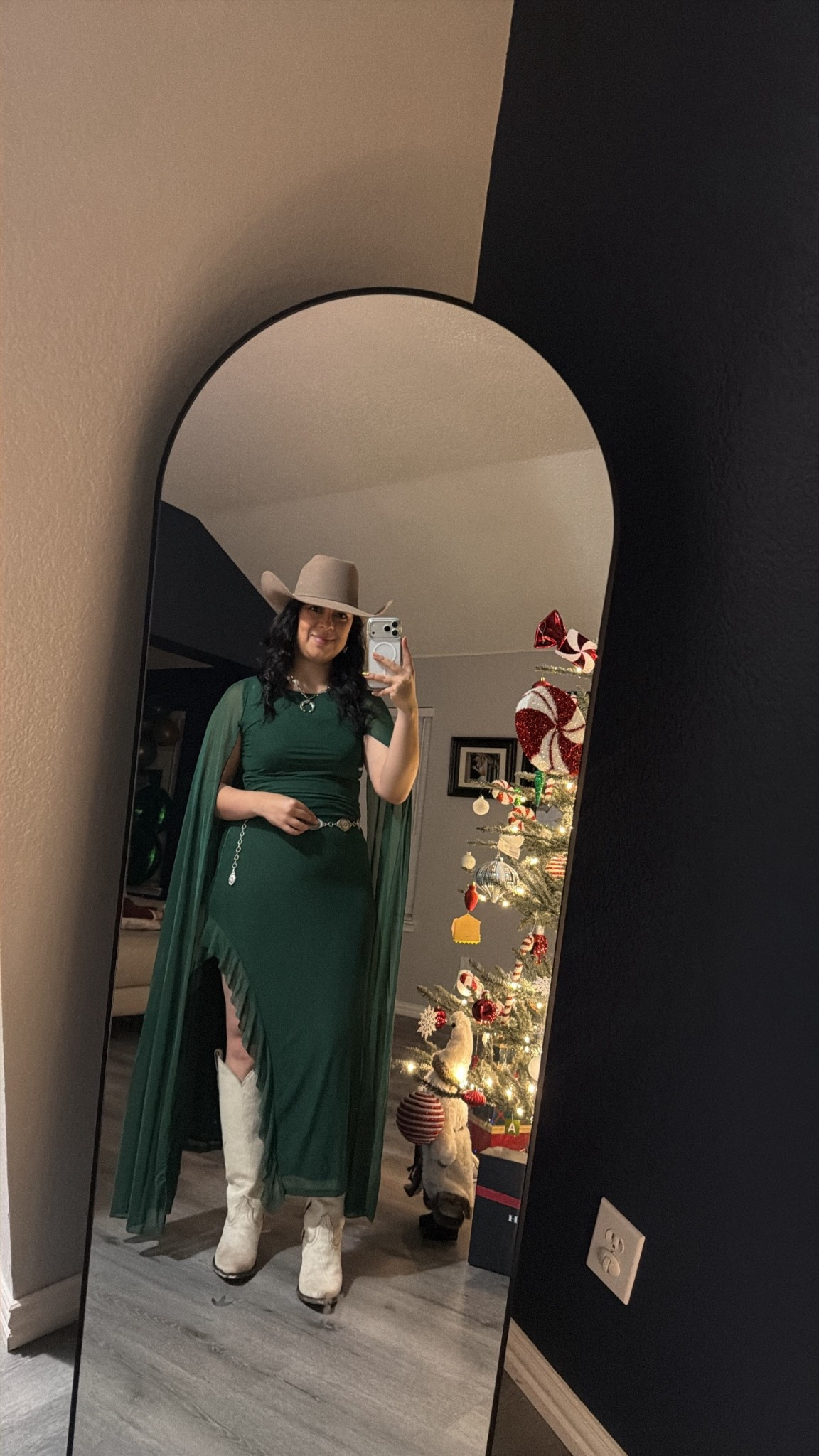 Cowgirl vibes con un twist elegante 💚🤍
Este vestido verde lo es TODO: fluido, favorecedor y perfecto para combinar con botas western 🤠✨
Sombrero + botas claras = outfit que roba miradas.
🛍️ Todo el look está linkeado en mi LTK

#LTKValentine #LTKootd #LTKgrwm