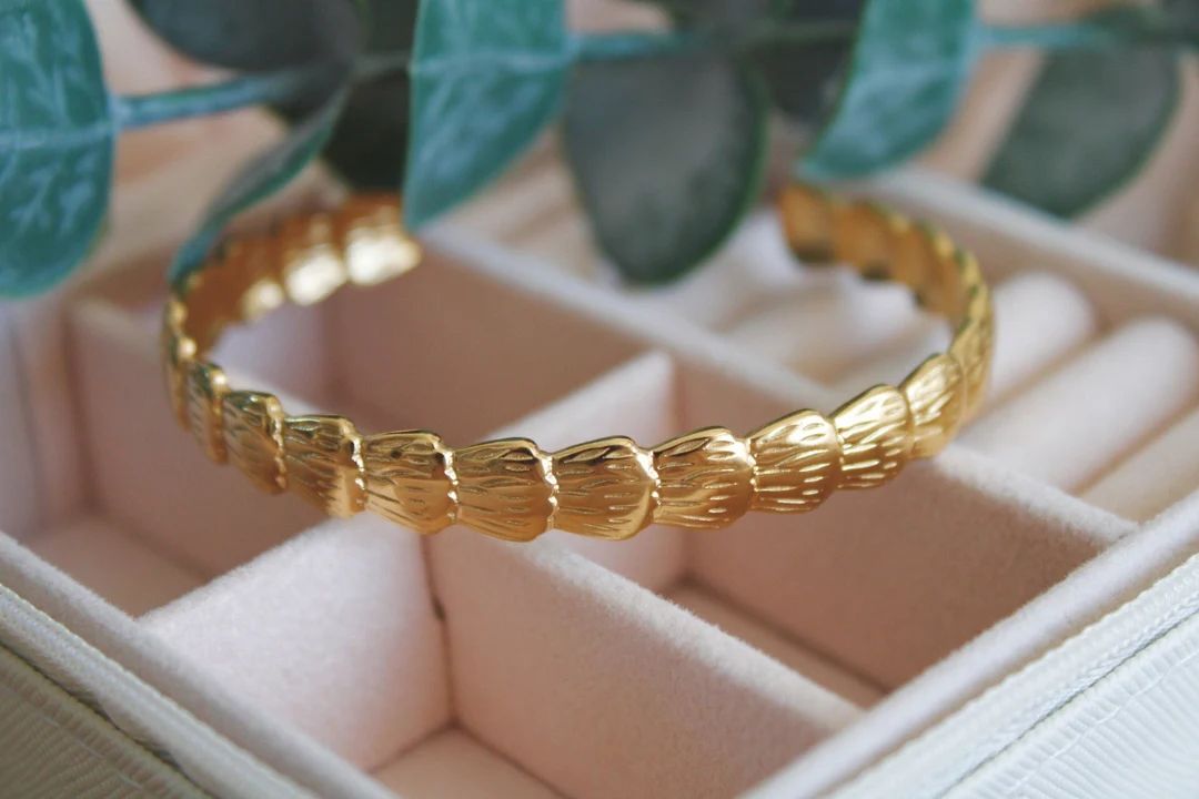 Minimalist Shell Cuff Bracelet . Gold Seashell Bracelet . Gold Shell Cuff Bracelet . Adjustable C... | Etsy (US)