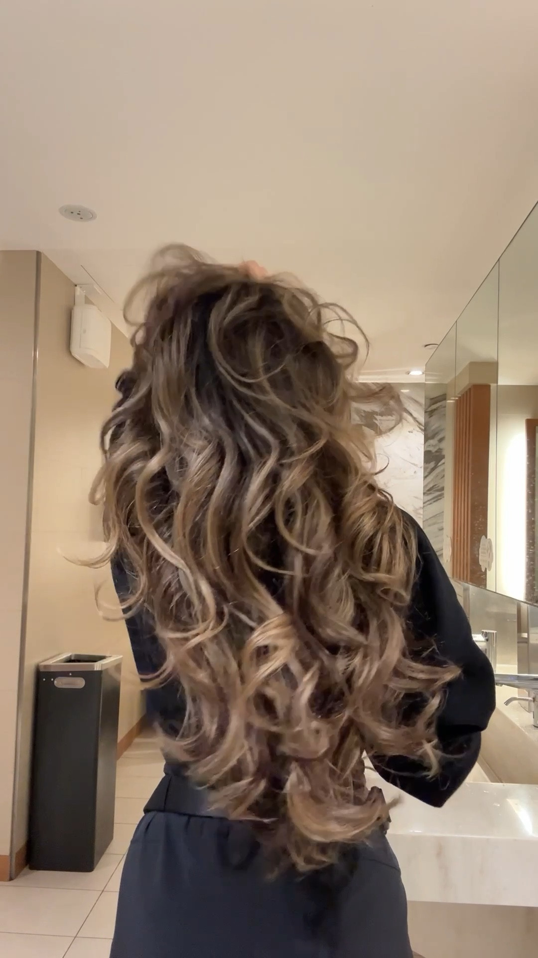 You need this travel hack to prolong your beautiful blowouts while traveling!!! #hairtutorial #blowout #travel #sleepytie #hair #longhair #travelhack