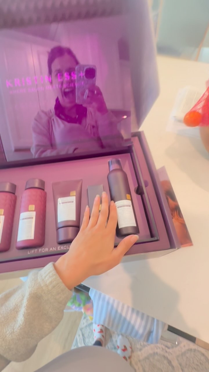 Truly wild! Thank you @kristinesshair I’m so excited to try these out! 💜

#momblogger #momlife #toddlerlife #toddlermom #mom #pr #prunboxing #unboxing #kristinesshair #haircare #hairproduct