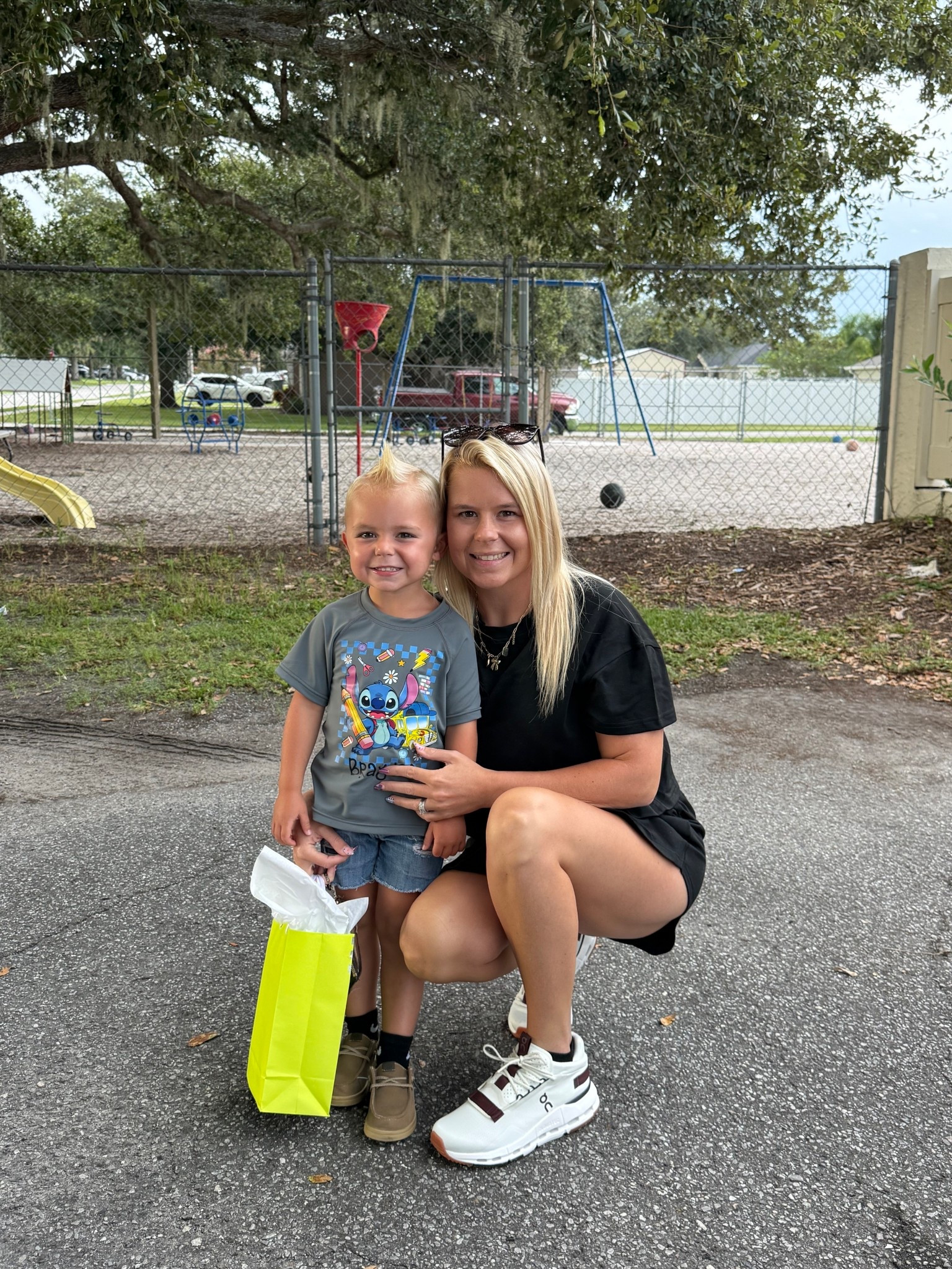 Everyone was asking about the On-clouds I’m wearing in this picture & the outfit! 