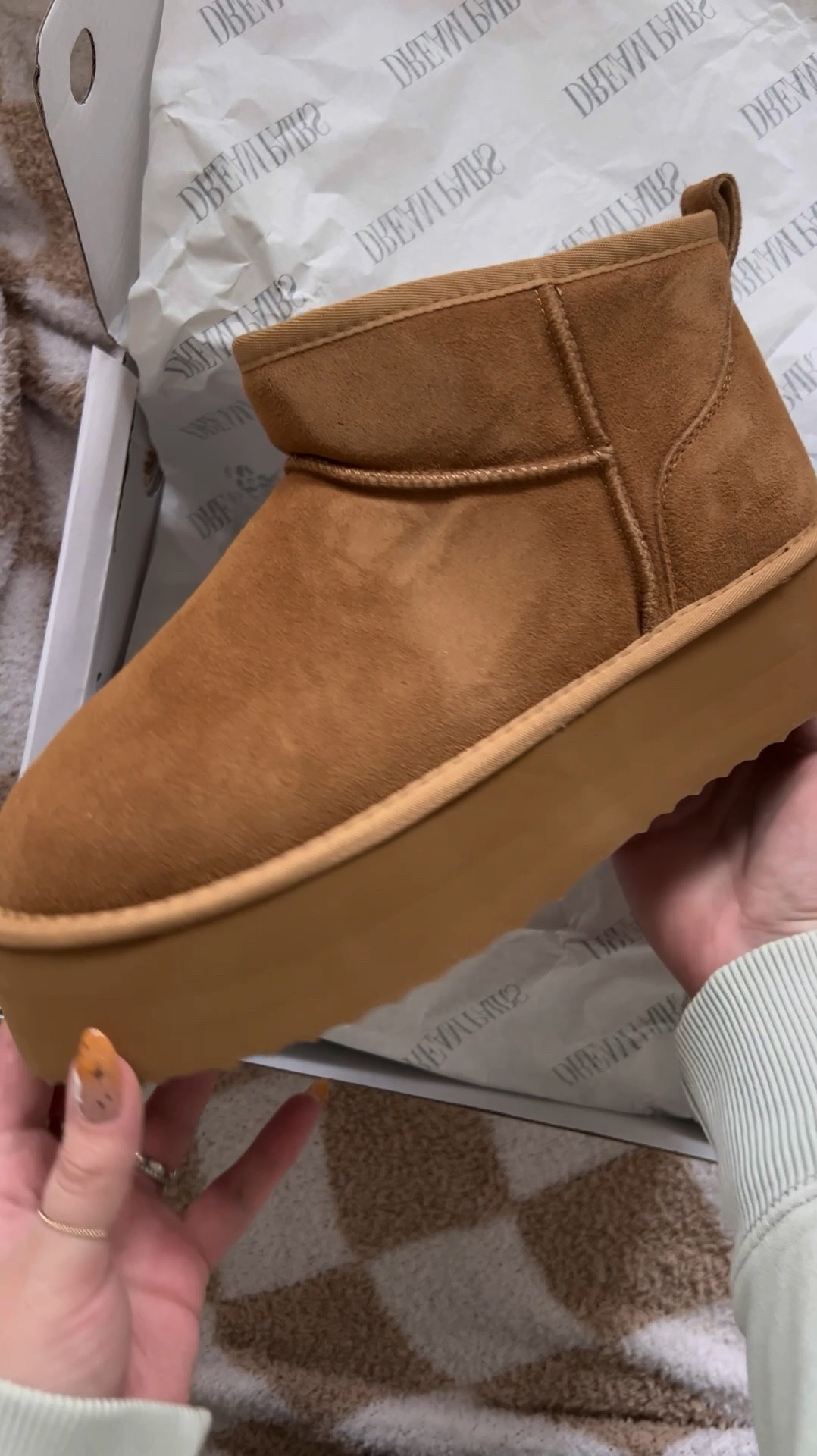 Amazon find on Prime Day sale - platform mini boots. These Ugg ultra mini look for less are super cozy and come with ribbons for the cutest bow diy! I’m usually a 9.5-10 (10 in Uggs) and got a 10 in these & they fit perfectly!


#LTKautumn #LTKsapatos #LTKcanada