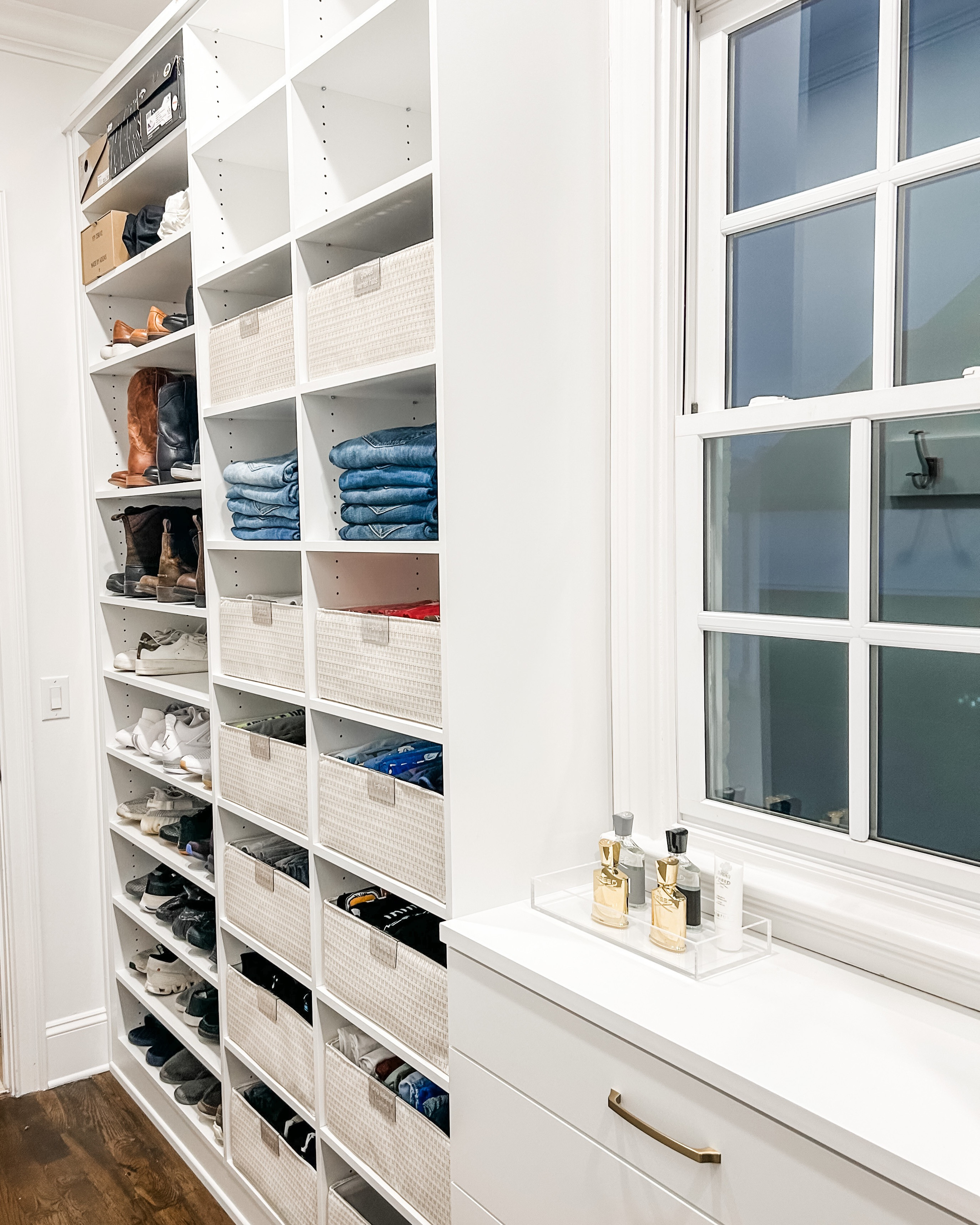 We love to use these linen Kiva bins from @thecontainerstore in primary closets as they usually fit perfectly on built-in shelves and provide sturdy plus visually-pleasing storage for things like extra sweatpants, t-shirts, jeans, socks, etc. You name it - we've put it in these bins! The solid fronts are good for keeping contents concealed and creating a more cohesive look, but we solve the 'what did I put in here?!' problem by using our favorite clear bin clips from, you guessed it, The Container Store. We print a label describing the contents, stick it onto the bin label, and clip it to the front of the bin. It's as simple as that! 

 