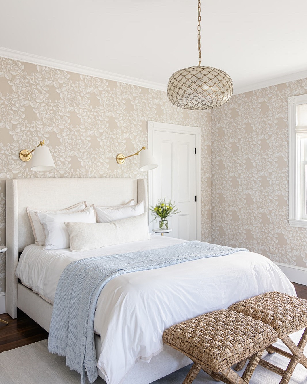 Hey now, hey now this is what dreams are made of ☁️☁️☁️

The guest bedroom at our Crow Point project in Hingham is the type of before-and-after that we just can’t get enough of. A blank slate that felt stark and forgotten turned into the room that everyone fights to sleep in. Wallpaper, accessory lighting, textures and layers of crisp bedding make this room feel layered and effortlessly chic. We’d like to book a night!

Design @pennyandpearldesign 
Photos @marinaporl
