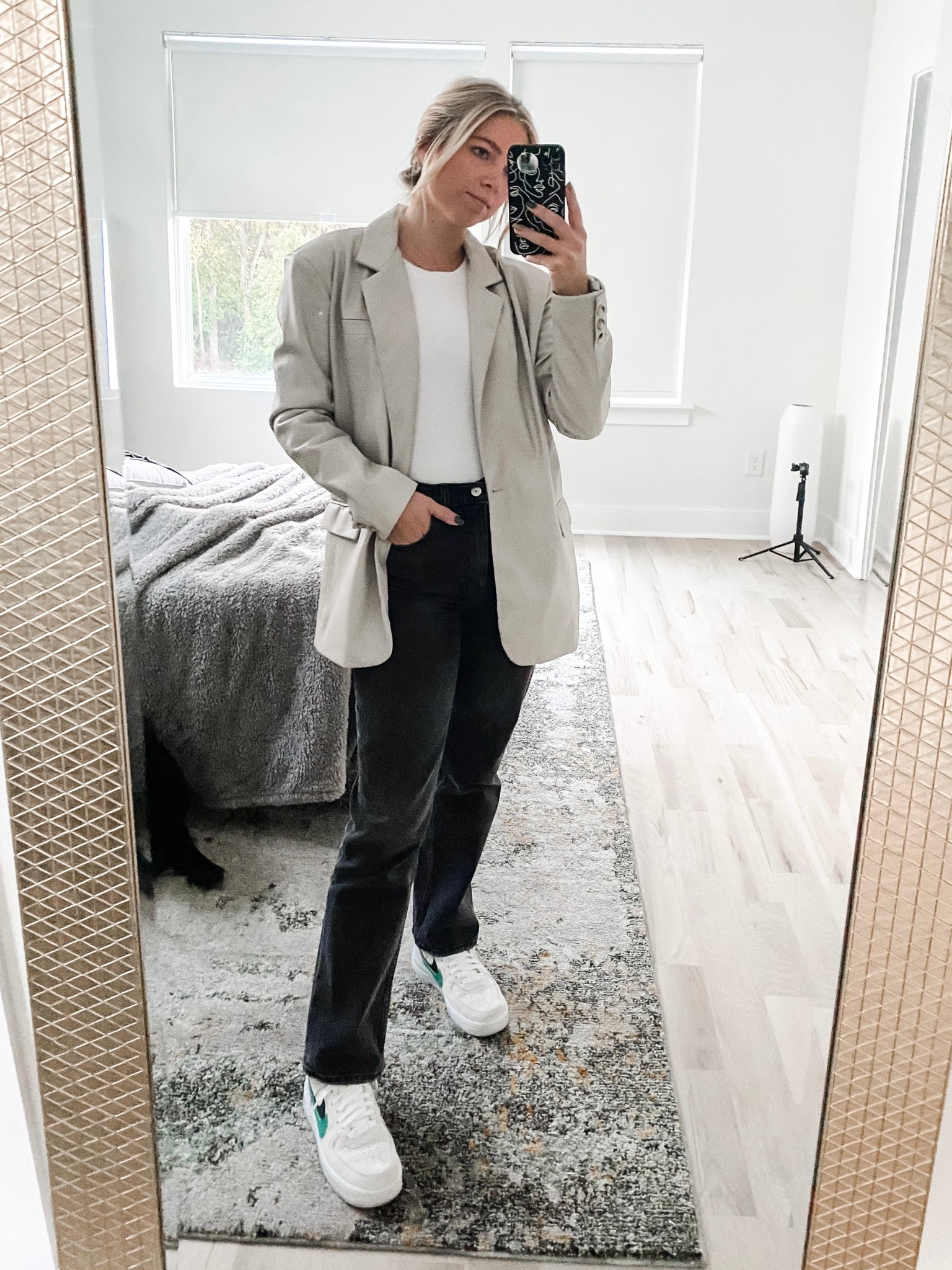 Off white leather blazer with black denim jeans and airforce one’s 

#LTKshoecrush #LTKstyletip #LTKworkwear