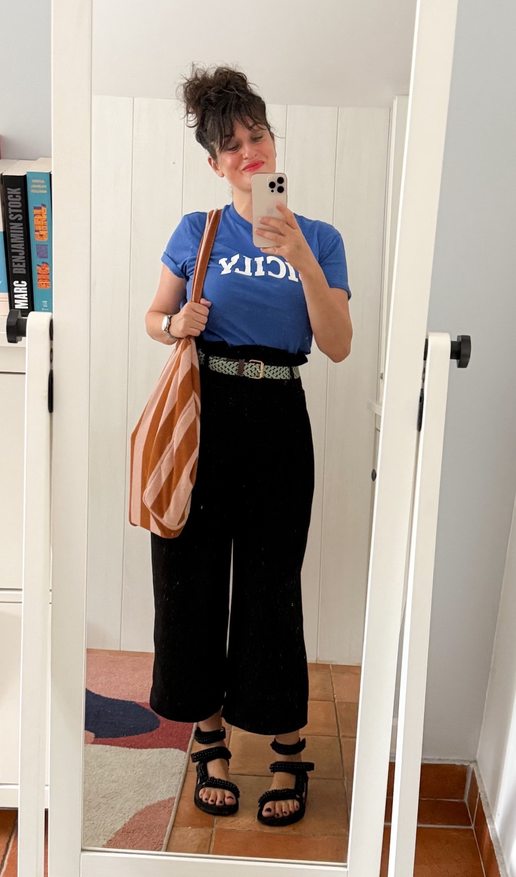 • T-shirt bleu #hm (en lien)
• Ceinture #BCBGMaxAzria (similaire en lien)
• Pantalon taille haute #cos (similaire en lien)
• Sandales trek montantes #arizonalove (similaires en lien)
• Cabas rayé en éponge #maisonsdumonde (similaire en lien)
• Rouge à lèvres corail néon #esteelauder (en lien)