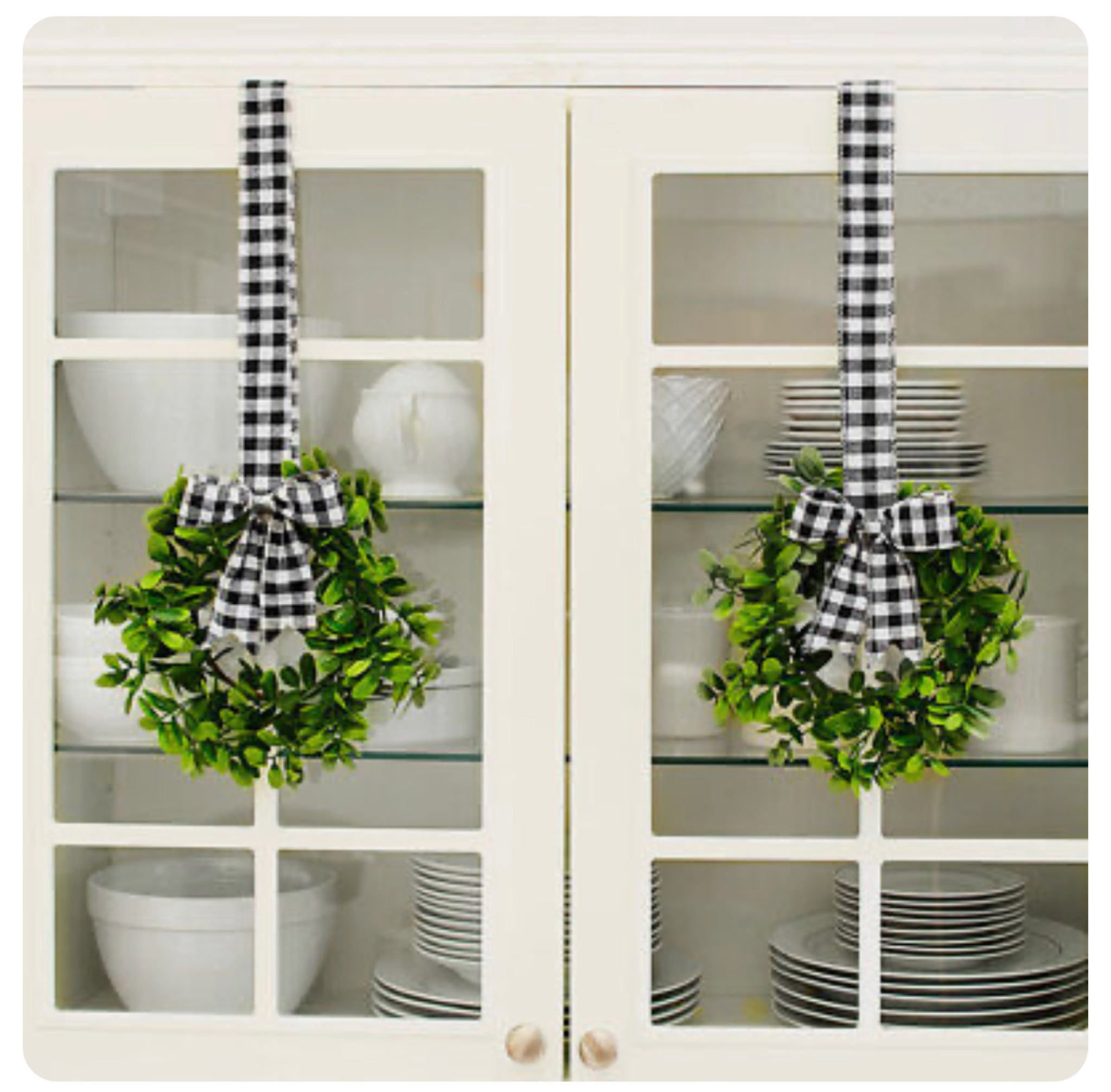 #kitchenwreath #holidaykitchen
#home #holiday #holidaydecor #christmas #christmasdecor #classichome #festivehome #holidayhomedecor #christmashomedecor #christmashome #liketoknowit #decorate #holidaydecorations #decorateforChristmas 

#LTKhome #LTKHoliday #LTKSeasonal