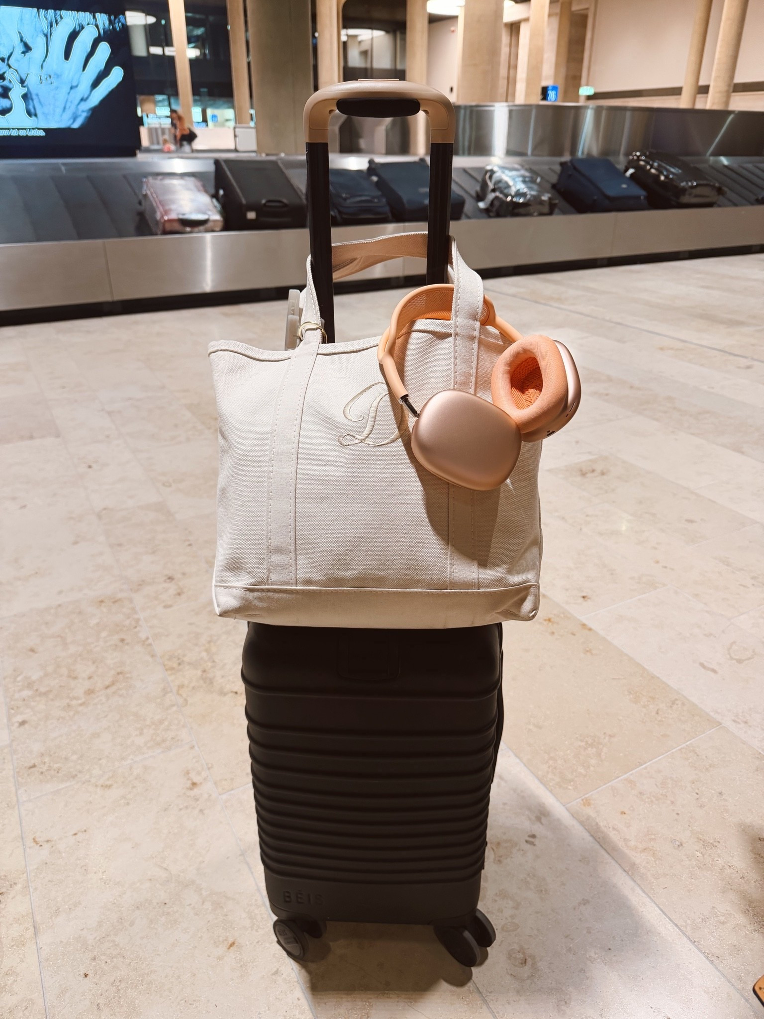 Travel must haves & on sale rn!! 

#appleheadphones #beis #beigluggage #totebag #beantotebag #travelbag #travel #beis #travelbag #dufflebag #weekenderbag #travelbags #mombag #giftideasforeveryone #momgifts #giftsforher #travelmusthaves #blackluggage #carryonbag #beissale

#LTKTravel #LTKSaleAlert #LTKmomlife