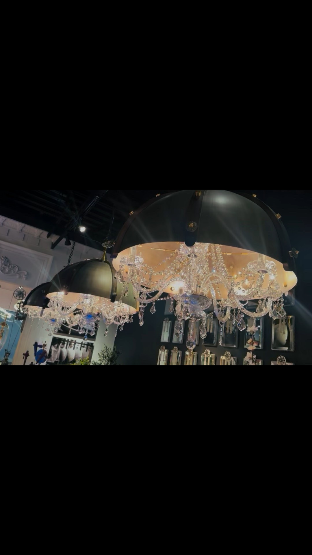 A chandelier moment that sets the scene.
#chandelierstyle #holidaydecor #moderninteriors #quietluxury

#LTKGiftGuide #LTKHome #LTKHoliday