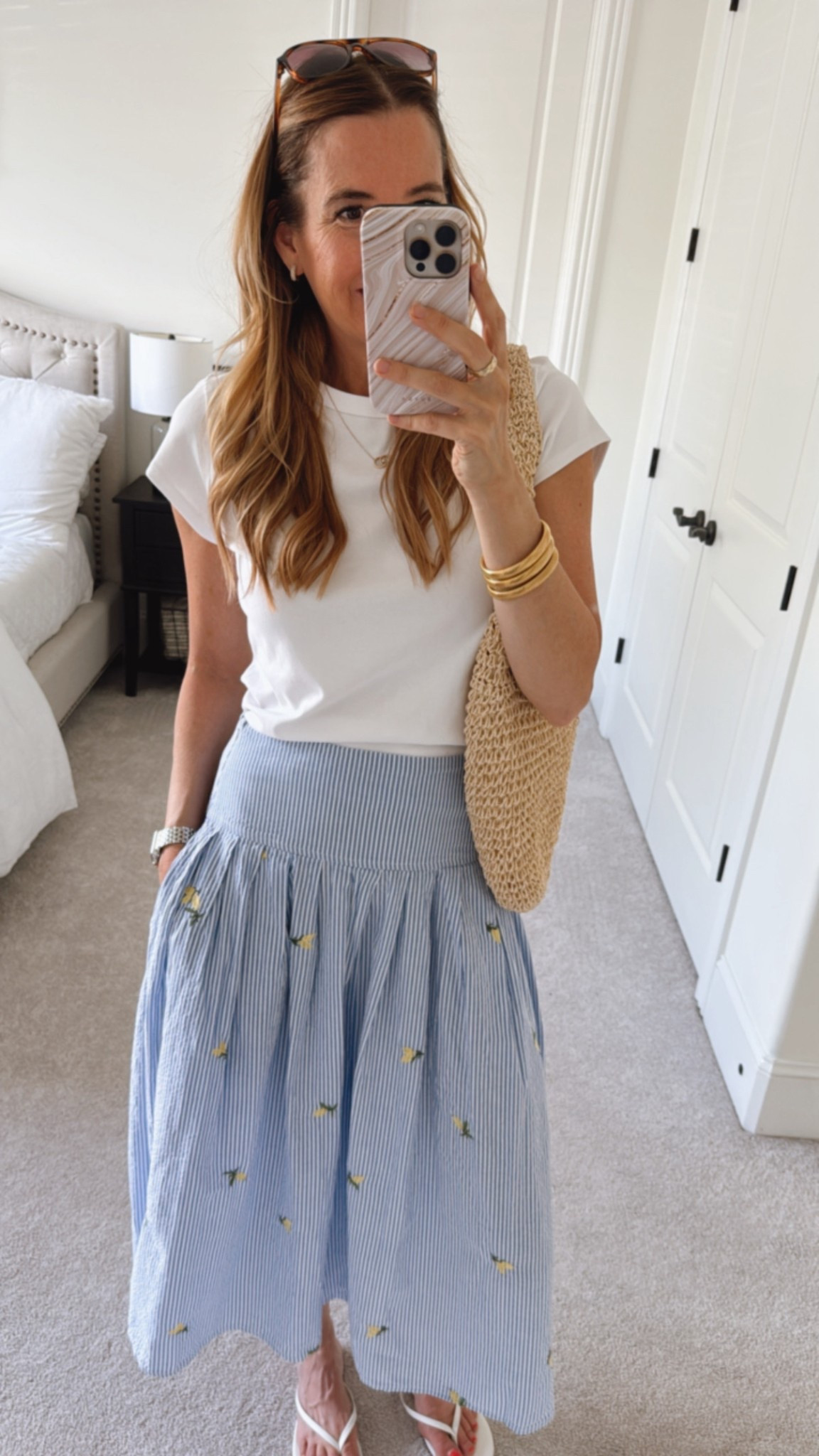 Ladies, this skirt is so darling for summer!!! It’s blue and white seersucker with 🍋🍋🍋🍋. Size up in the white t.