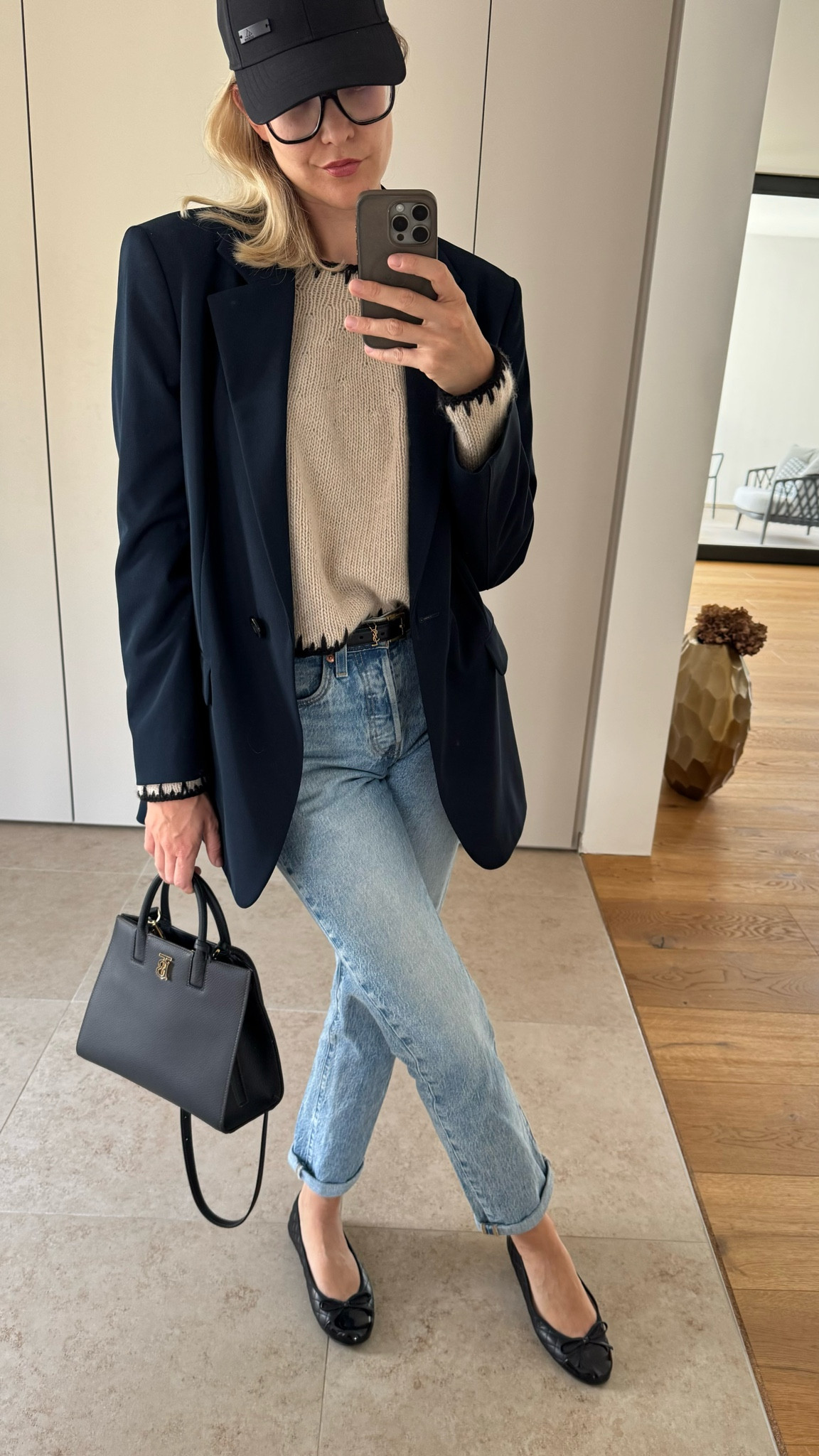 #CCSweater - Outfit 5! 

Wir lieben den CCSweater zu Jeans und Blazer 🤌🏽! Mit Cappy und Loafern wirkt der Look besonders lässig und bleibt dennoch bürotauglich - #casualfriday. 