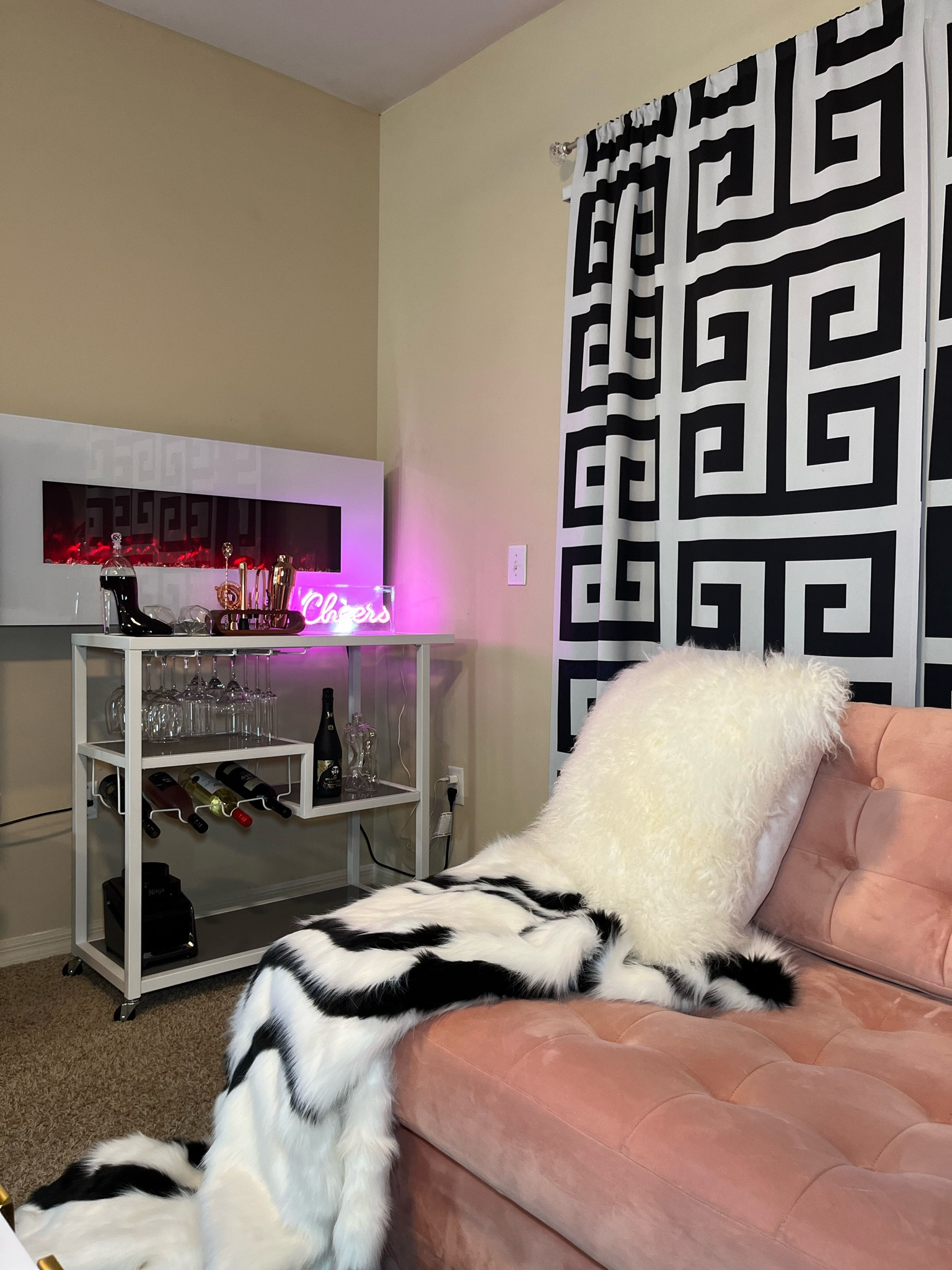 Bar cart vibes.🔥🔥 it's definitely shaking the room! 💞🙌🏾🥂🍹🍷🍾🥳

#LTKVideo #LTKfamily #LTKhome