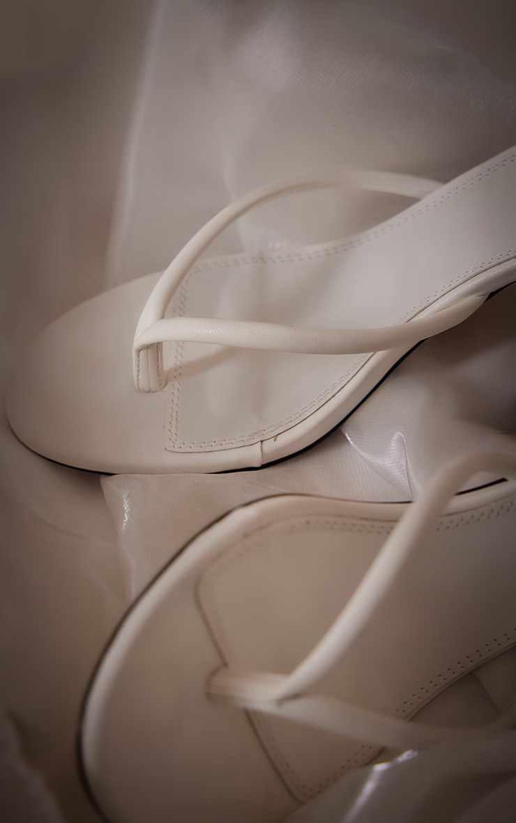 White PU Toe Thong Round Toe Mid Heeled Mules | PrettyLittleThing UK