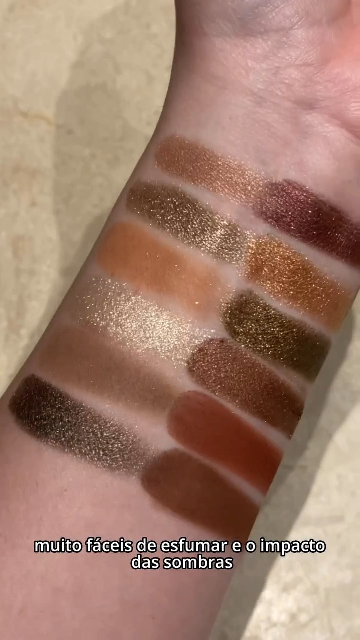 Swatches ROSE METALS
Anastasia Beverly Hills
Só porque a gente ama um live swatch, né?
• Descrição das cores
ROSE QUARTZ - Champanhe rosa metálico com
cintilante reflexivo
ROYAL - Borgonha com reflexos rosa
HAZE - Ouro prateado metálico com brilho
multidimensional
ROSE FIRE - Cobre metálico com brilho
multidimensional
SUNROSE - Marrom pêssego matte
NOVA - Bronze dourado metálico com brilho
multidimensional
HEAVENLY - Ouro platina metálico com brilho
multidimensional
ELEMENT - marrom rosado metálico
ASHES - bege acizentado matte
DUNE - Castanho rústico matte (pigmento prensado)
NOCTURNE - Cinza escuro metálico reflexivo
NOBLE - Marrom ameixa matte

#LTKbrasil