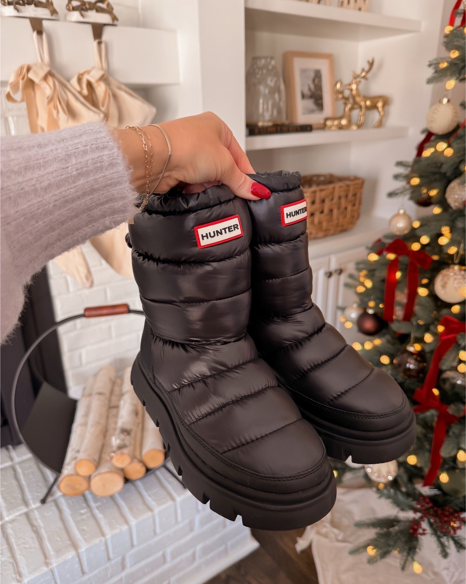I can’t say enough good things about these snow boots! I went true to size and they fit great with my socks ☃️

Snow boots, hunter boots, water proof boots, winter boots, women’s winter boots, Almostreadyblog, Amanda West

#LTKSeasonal #LTKootd #LTKOver40