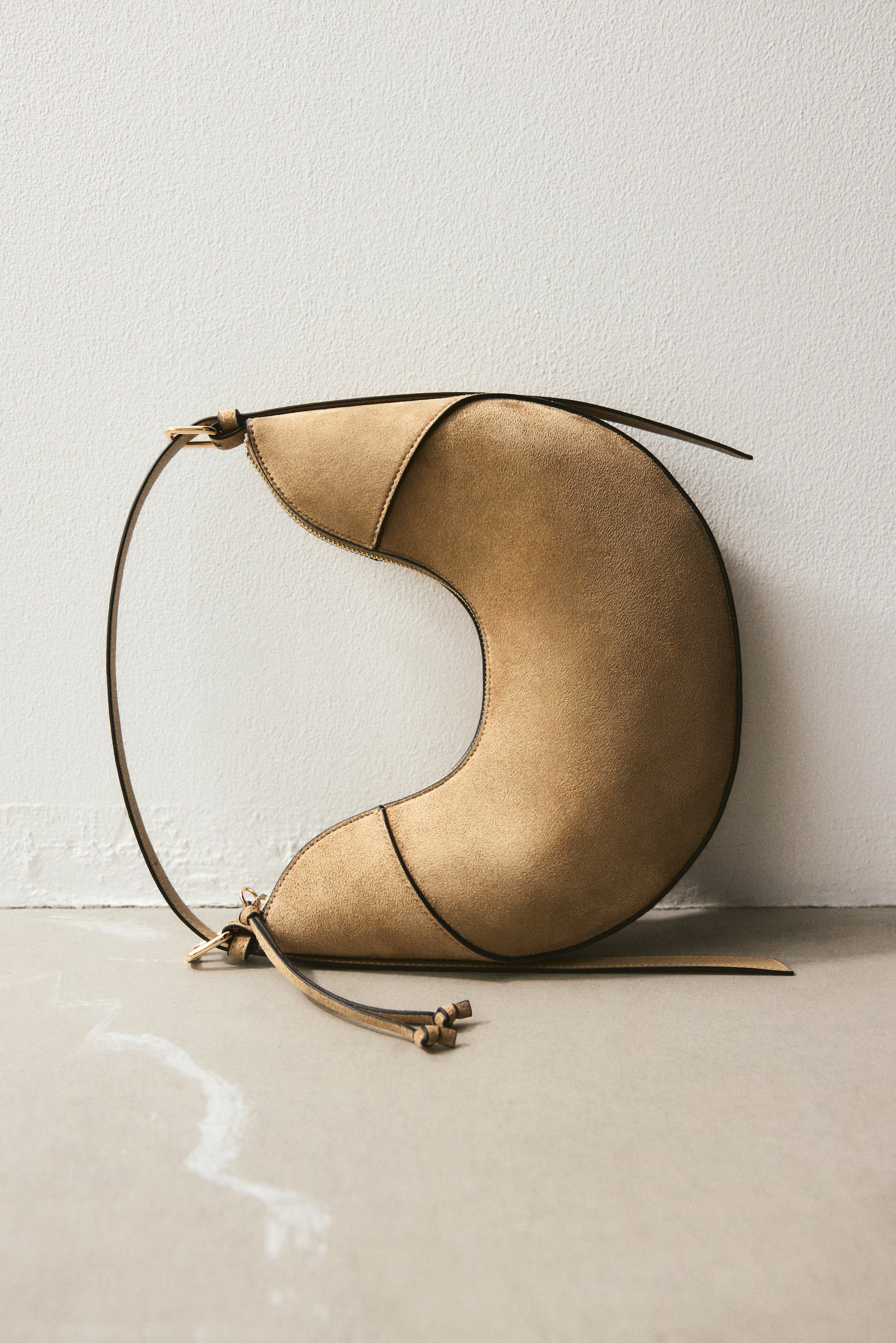 U-shaped shoulder bag | H&M (UK, MY, IN, SG, PH, TW, HK)