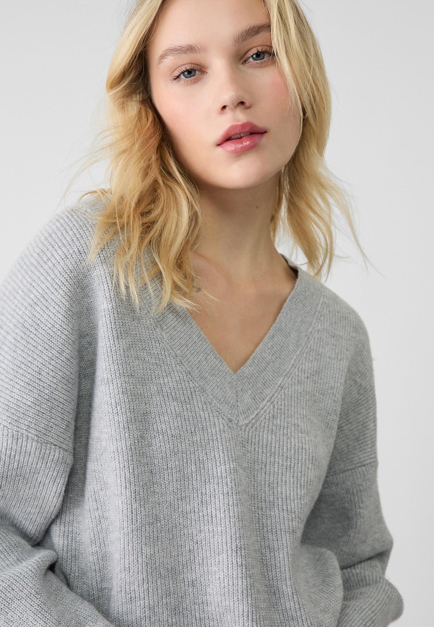 Gefilzter Pullover mit V-Ausschnitt | Stradivarius DE