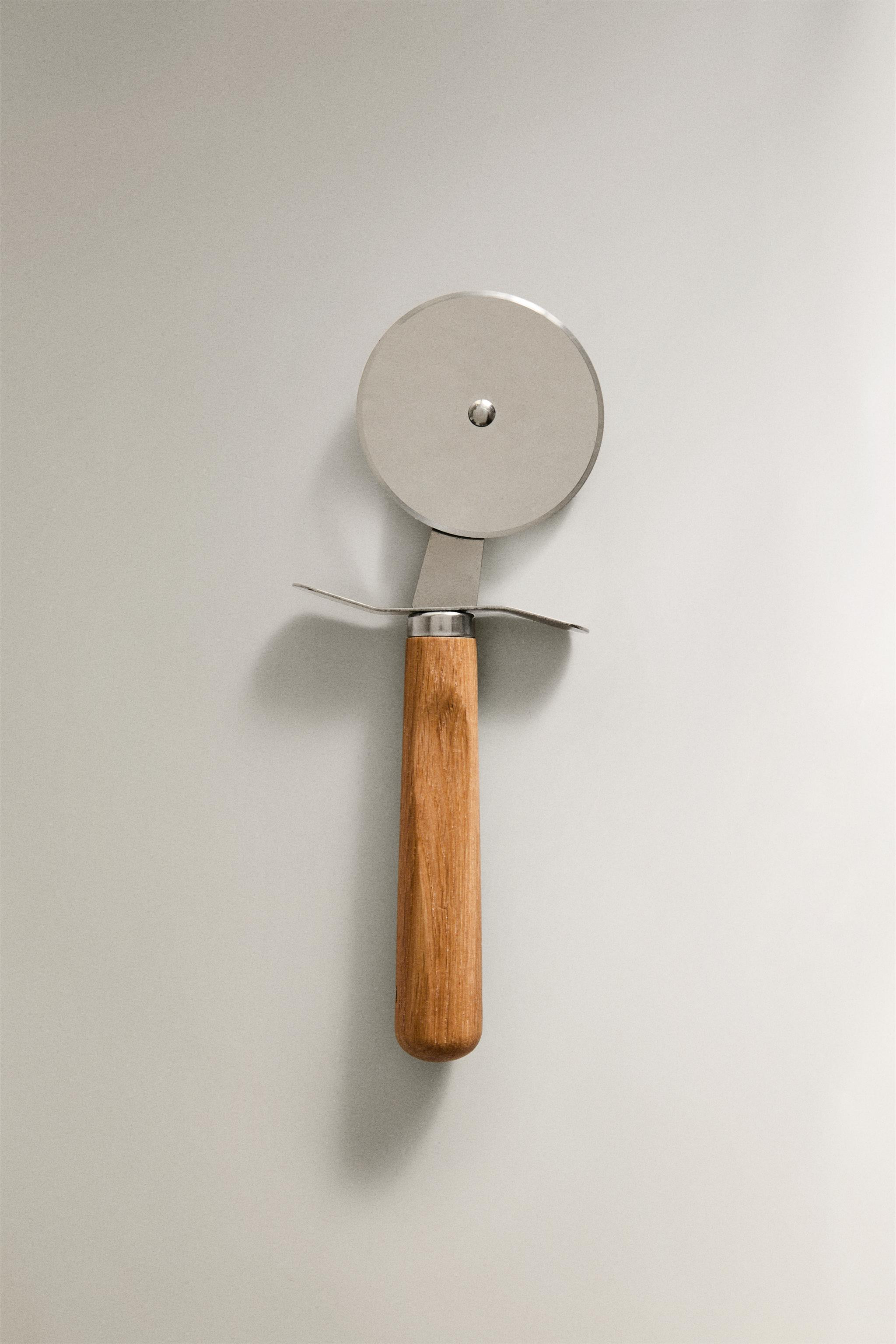 OAK WOOD HANDLE PIZZA CUTTER | Zara US