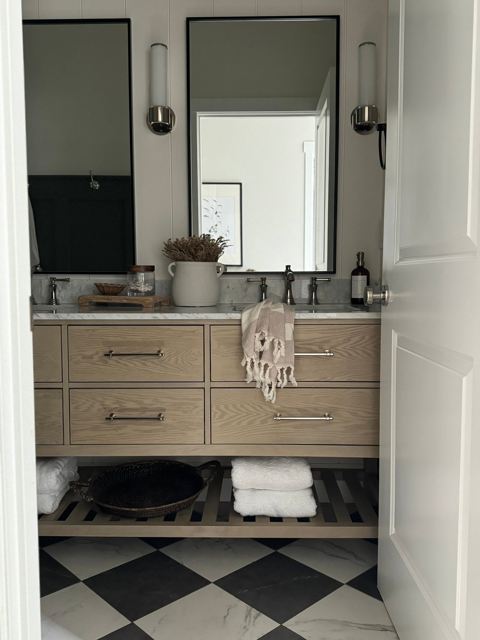 If you’re looking for modern bathroom inspiration, look no further 🖤

#LTKHome