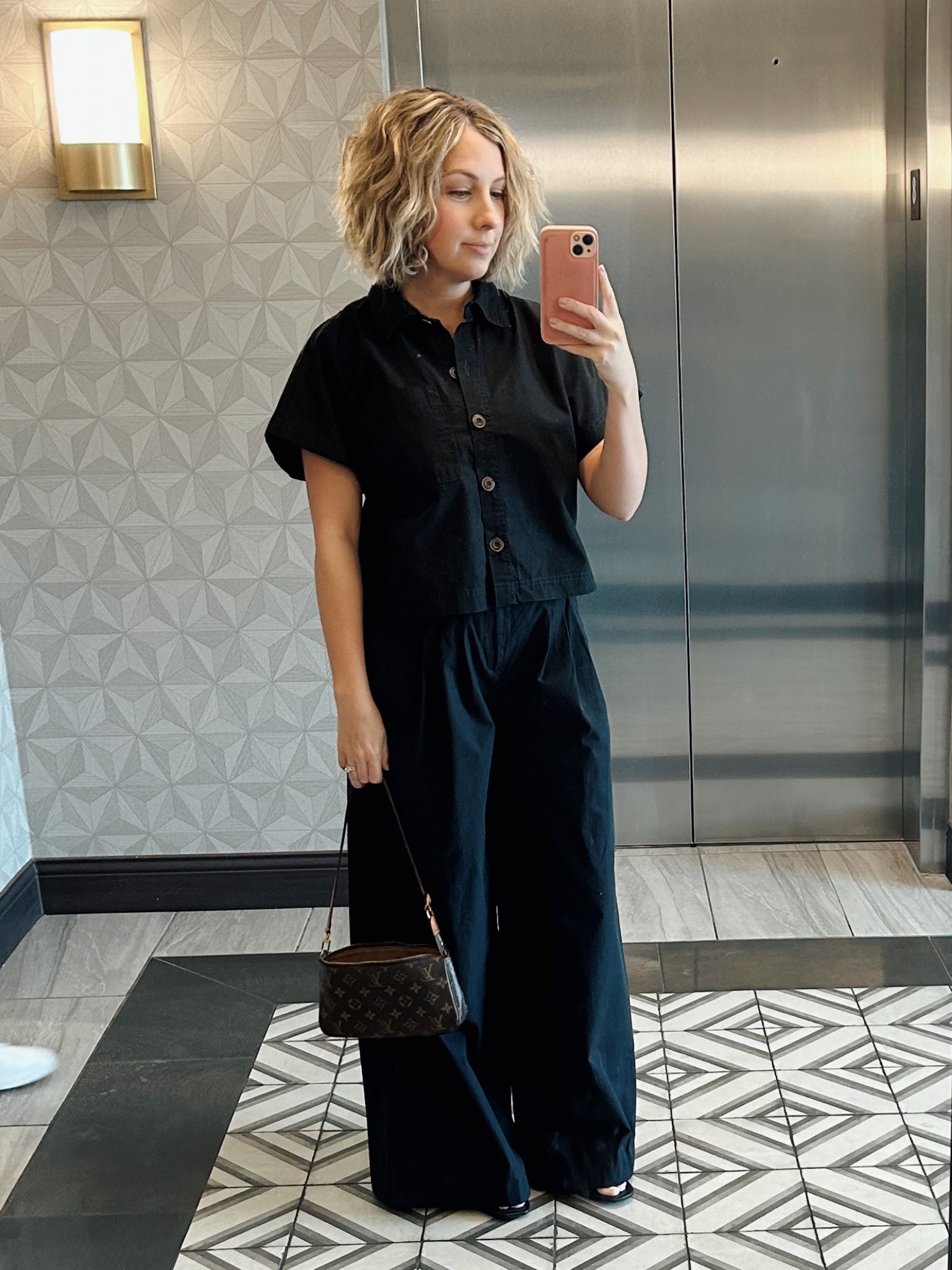 Obsessed 🖤

Wearing XS in both 