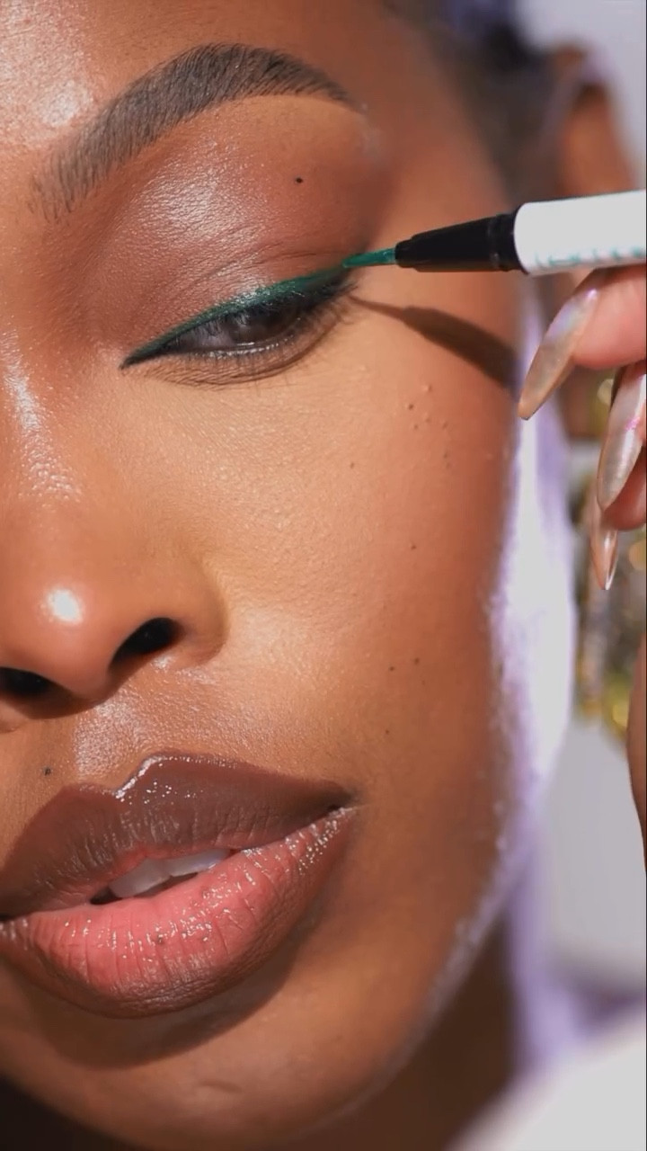 🖤💛💚 Eye Makeup look 

Here’s a quick makeup tutorial for Jamaica Independence Day (tomorrow), it’s beginner friendly and quick and easy to create and I’ve kept it lashless for simplicity but it would be super lovely with false eyelashes too if that’s your vibe

🇯🇲🫶🏾

@technic_cosmetics 
•euphoria metallic liquid liner: green 

@juviasplace 
• culture duo, chrome liquid eyeshadow; Ankara 

@sheglam_official 
• Milky Way eyeliner pencil

@colourpopcosmetics 
• super shock eyeshadow ultra metallic; blogger 

#colourpopcosmetics #eyelinertutorial #greeneyeliner #goldeyeshadow #juviasplace #easymakeup #makeupreel #makeuptutorialvideo #makeupdolls #wakeupandmakeup

#LTKBeauty #LTKOver40 #LTKVideo